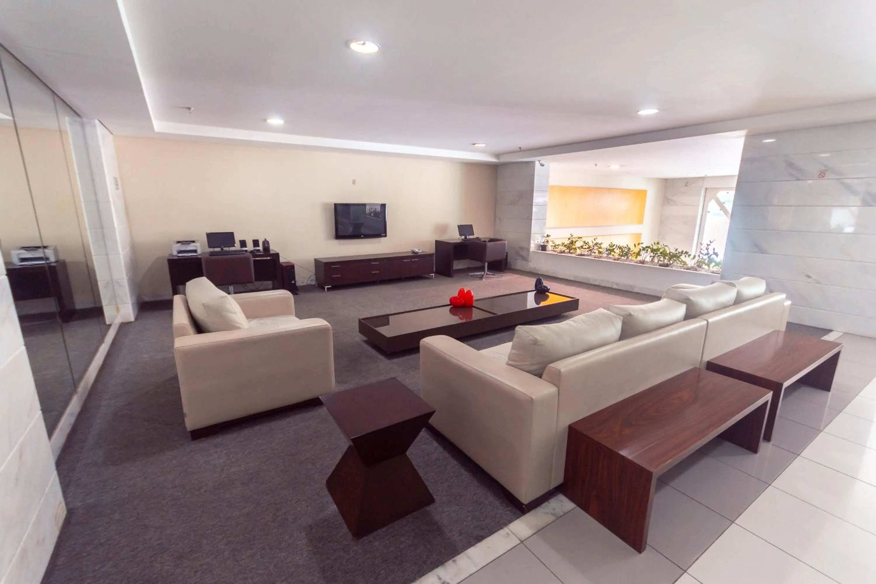Communal lounge/ TV room in Iguatemi Business & Flat by Avectur