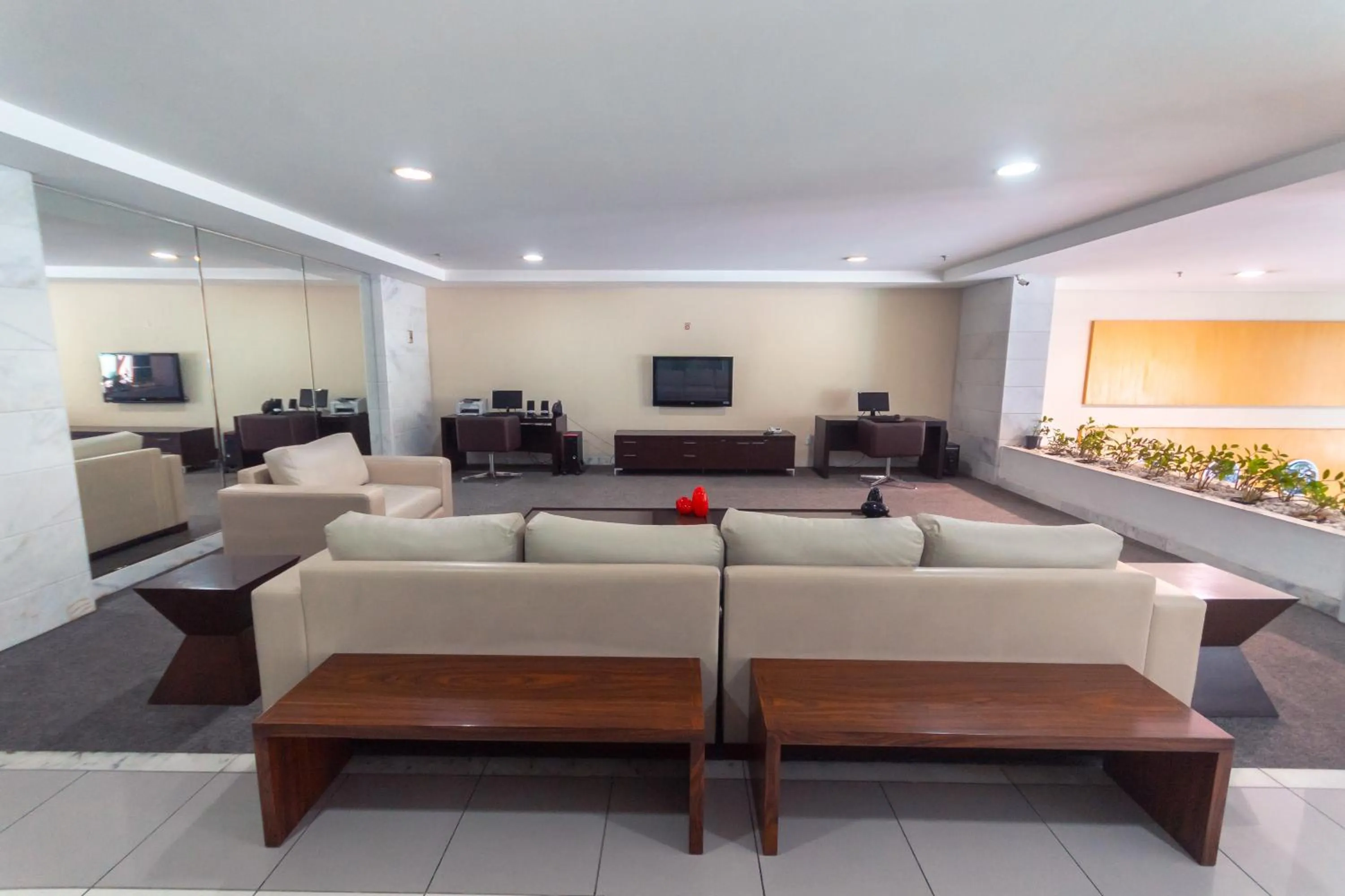 Communal lounge/ TV room in Iguatemi Business & Flat by Avectur