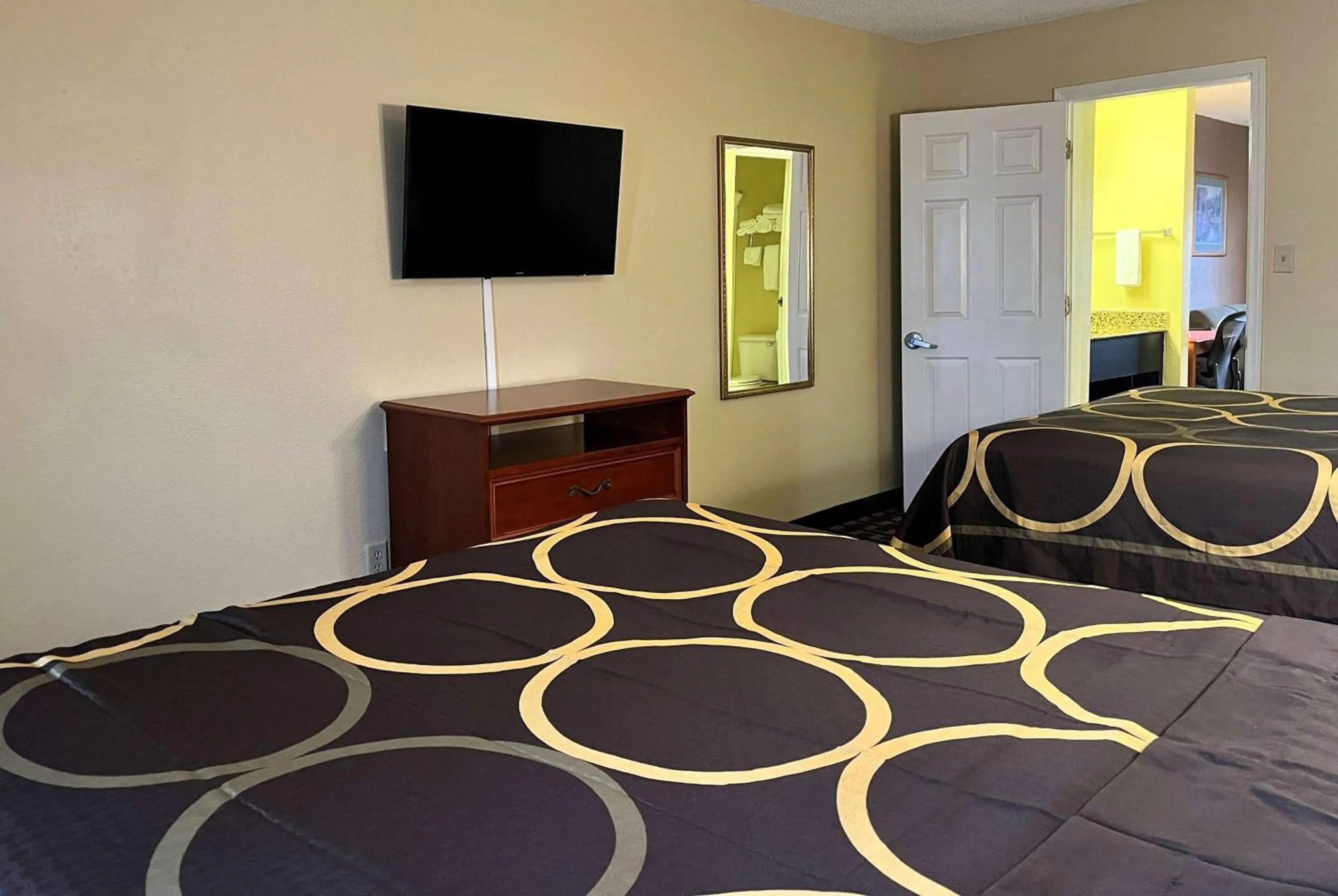 Photo of the whole room, Bed in Super 8 by Wyndham Indianapolis/NE/Castleton Area