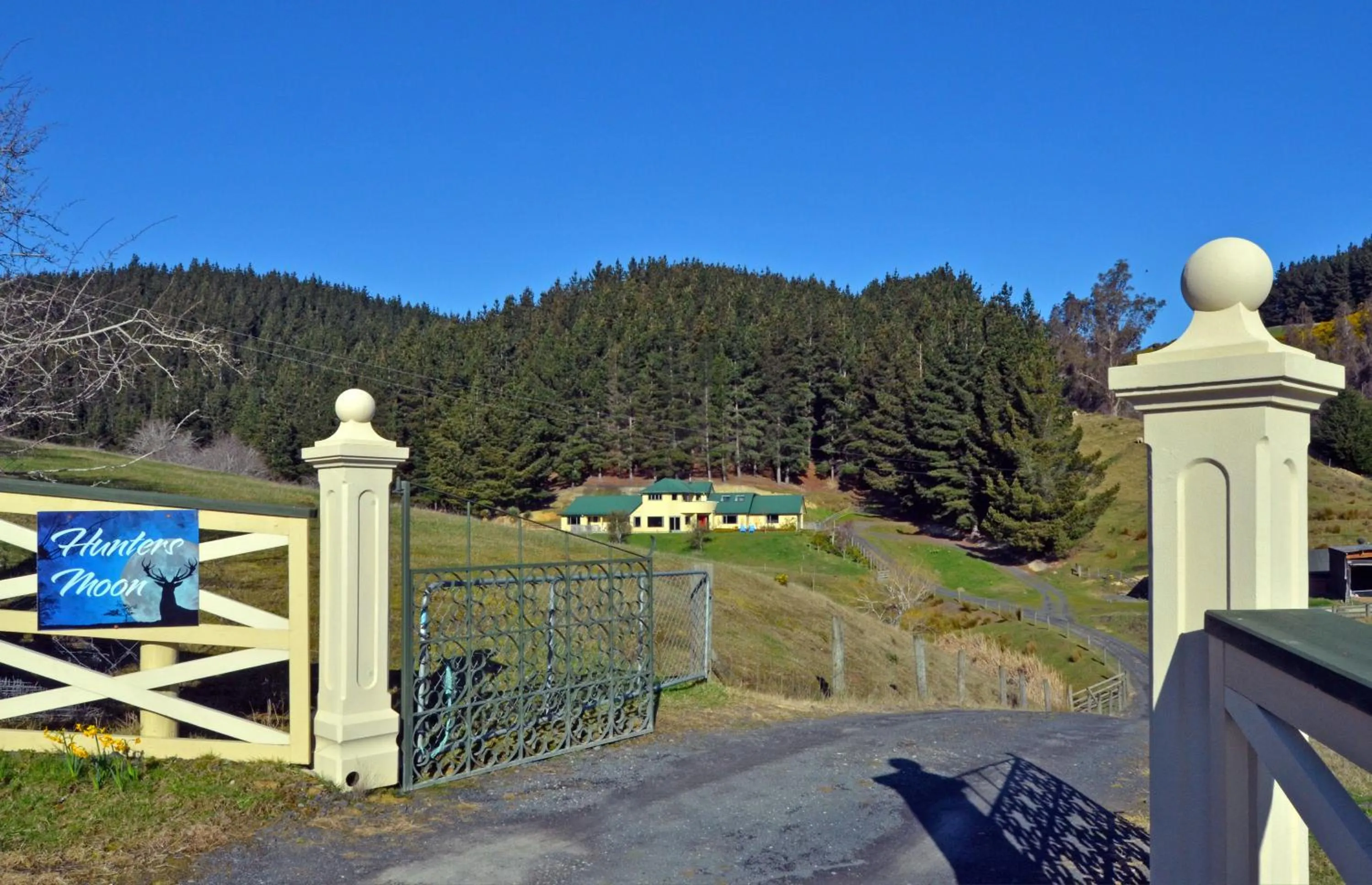 Facade/entrance in Hunters Moon