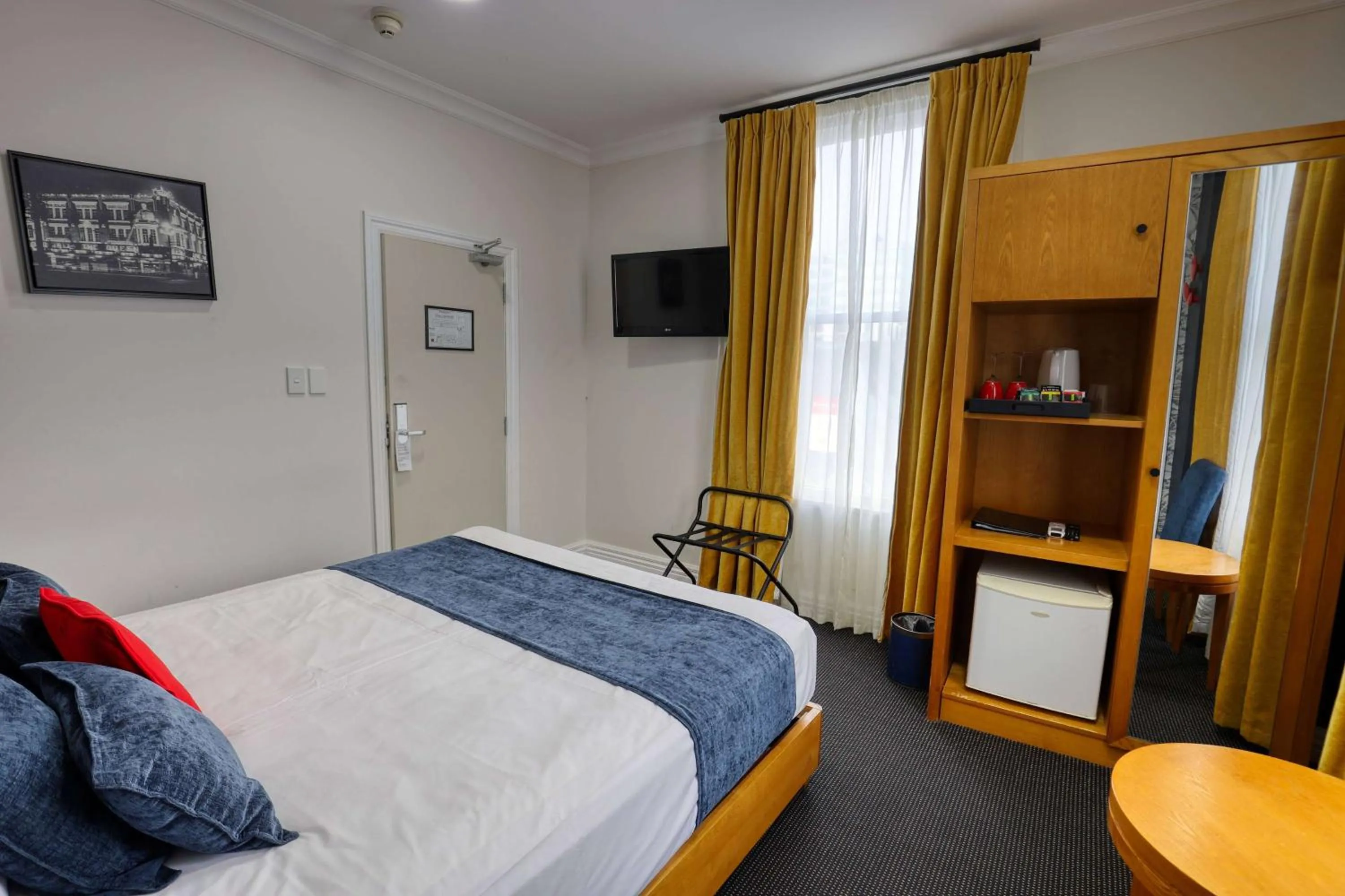 Photo of the whole room, Bed in Ramada by Wyndham, Hamilton City Center