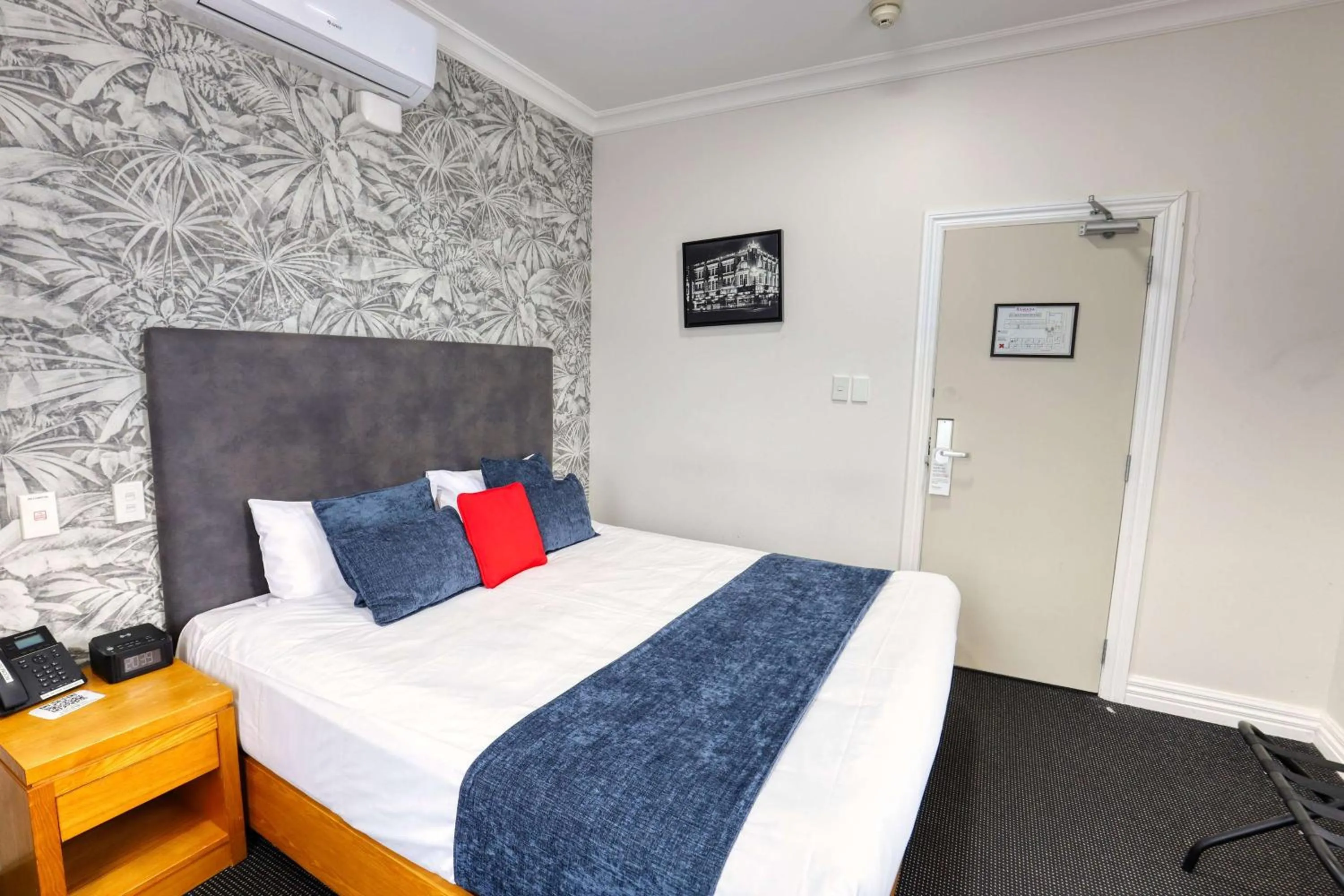 Photo of the whole room, Bed in Ramada by Wyndham, Hamilton City Center