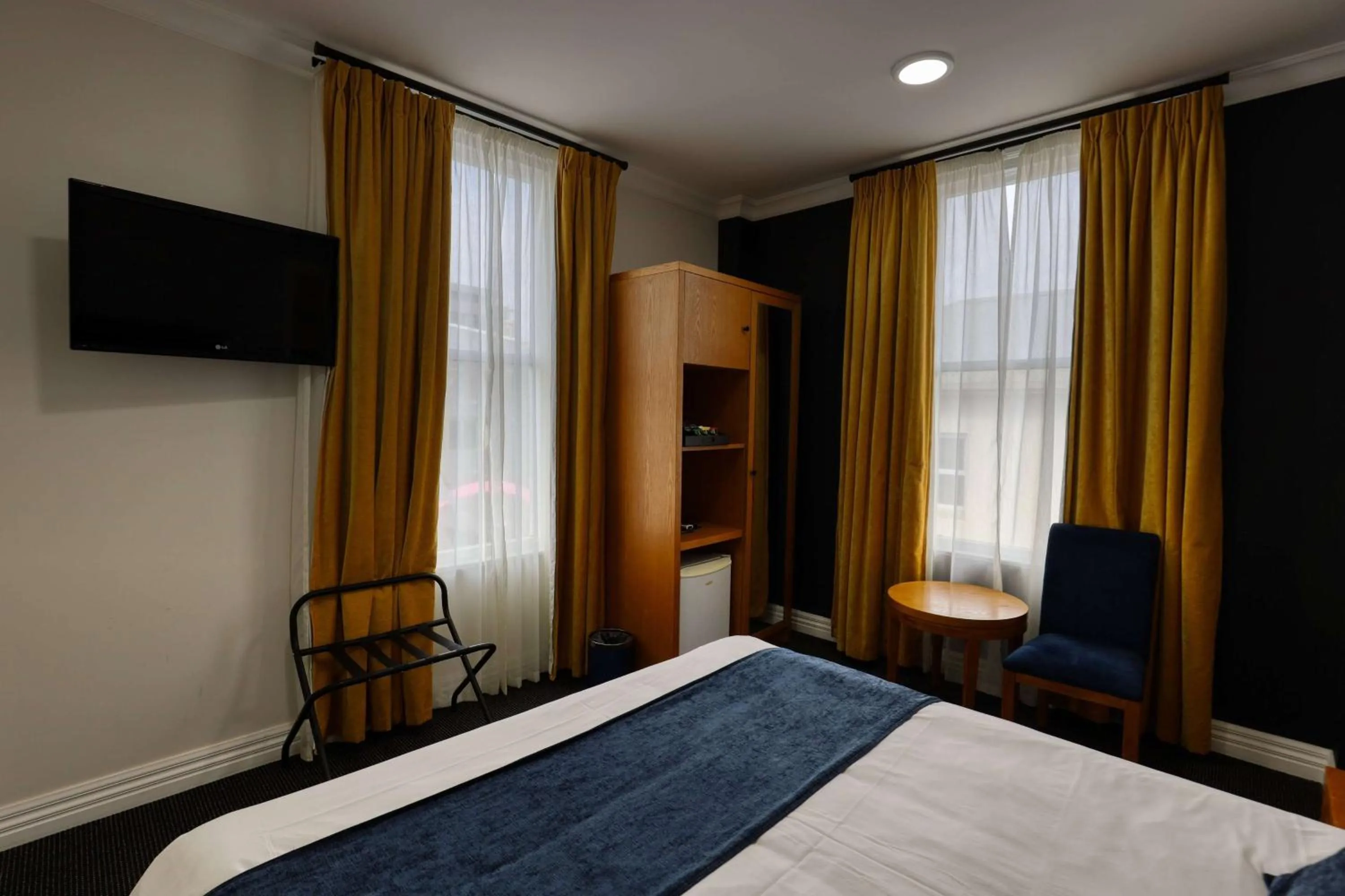 Photo of the whole room, Bed in Ramada by Wyndham, Hamilton City Center