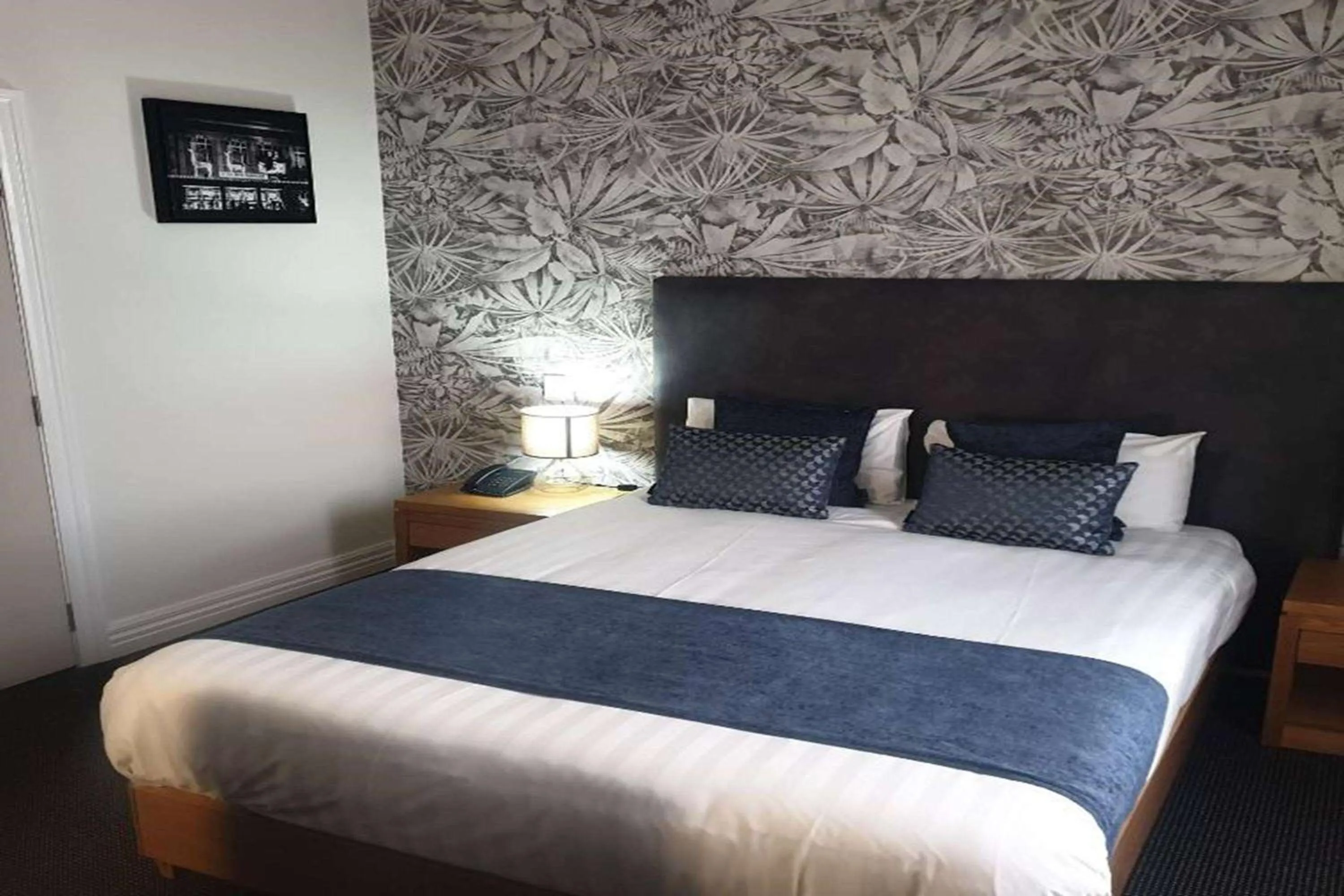 Photo of the whole room, Bed in Ramada by Wyndham, Hamilton City Center