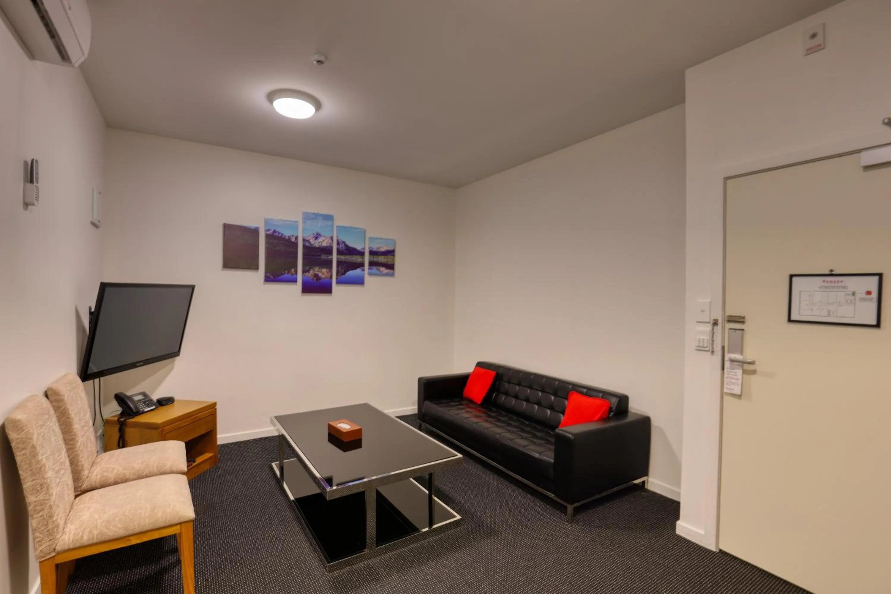 Living room in Ramada by Wyndham, Hamilton City Center