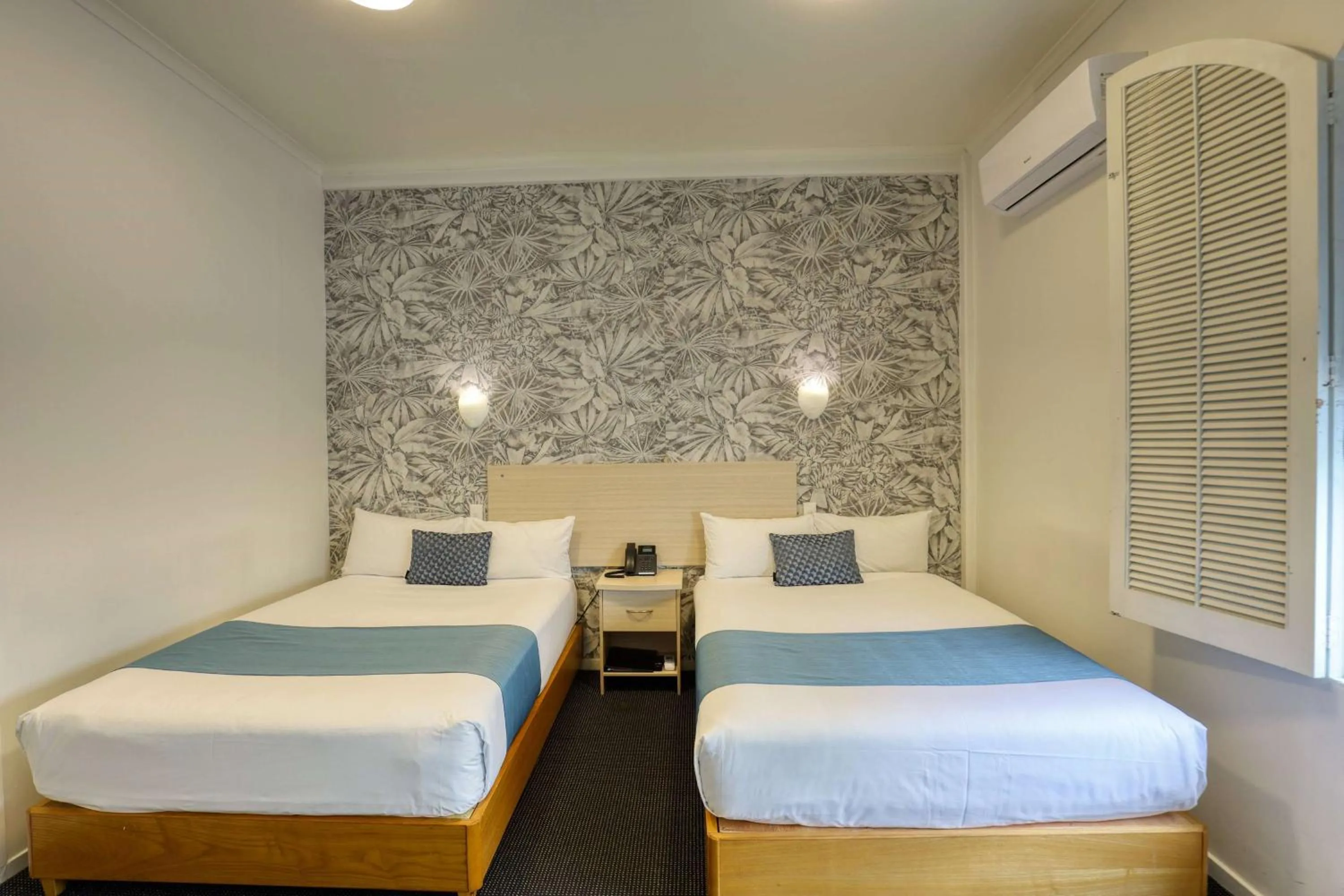 Photo of the whole room, Bed in Ramada by Wyndham, Hamilton City Center