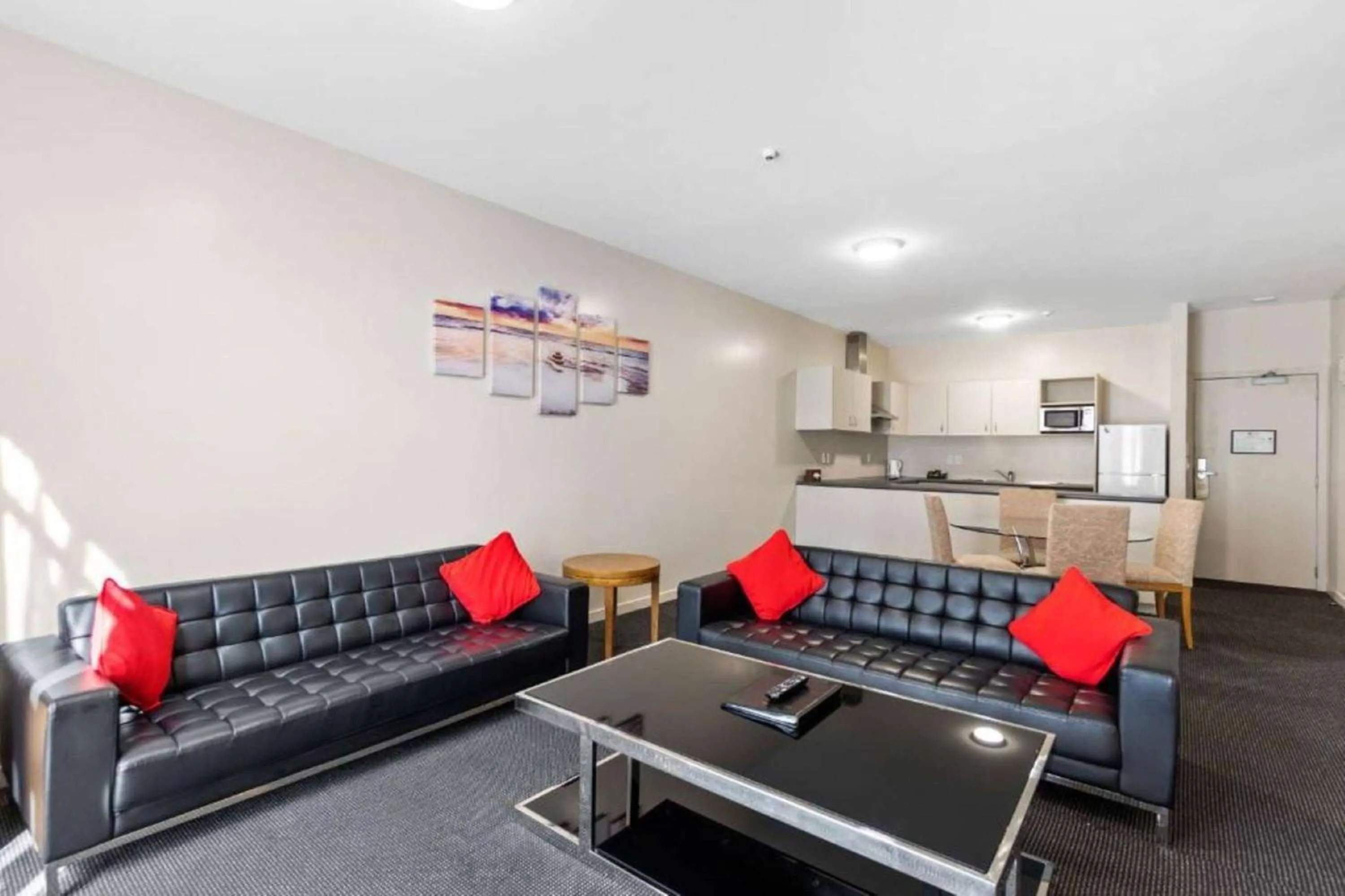 Photo of the whole room in Ramada by Wyndham, Hamilton City Center