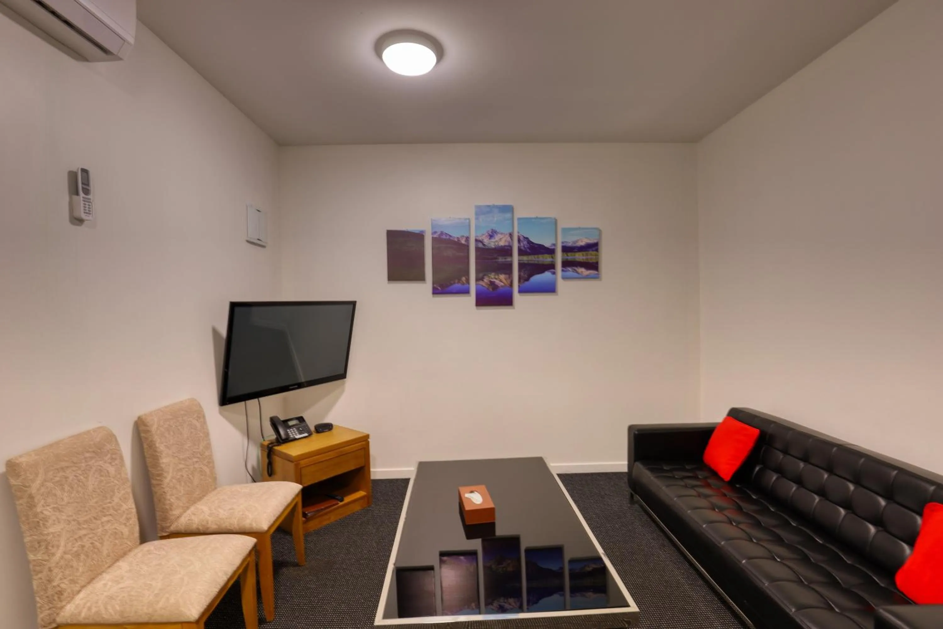 Living room in Ramada by Wyndham, Hamilton City Center