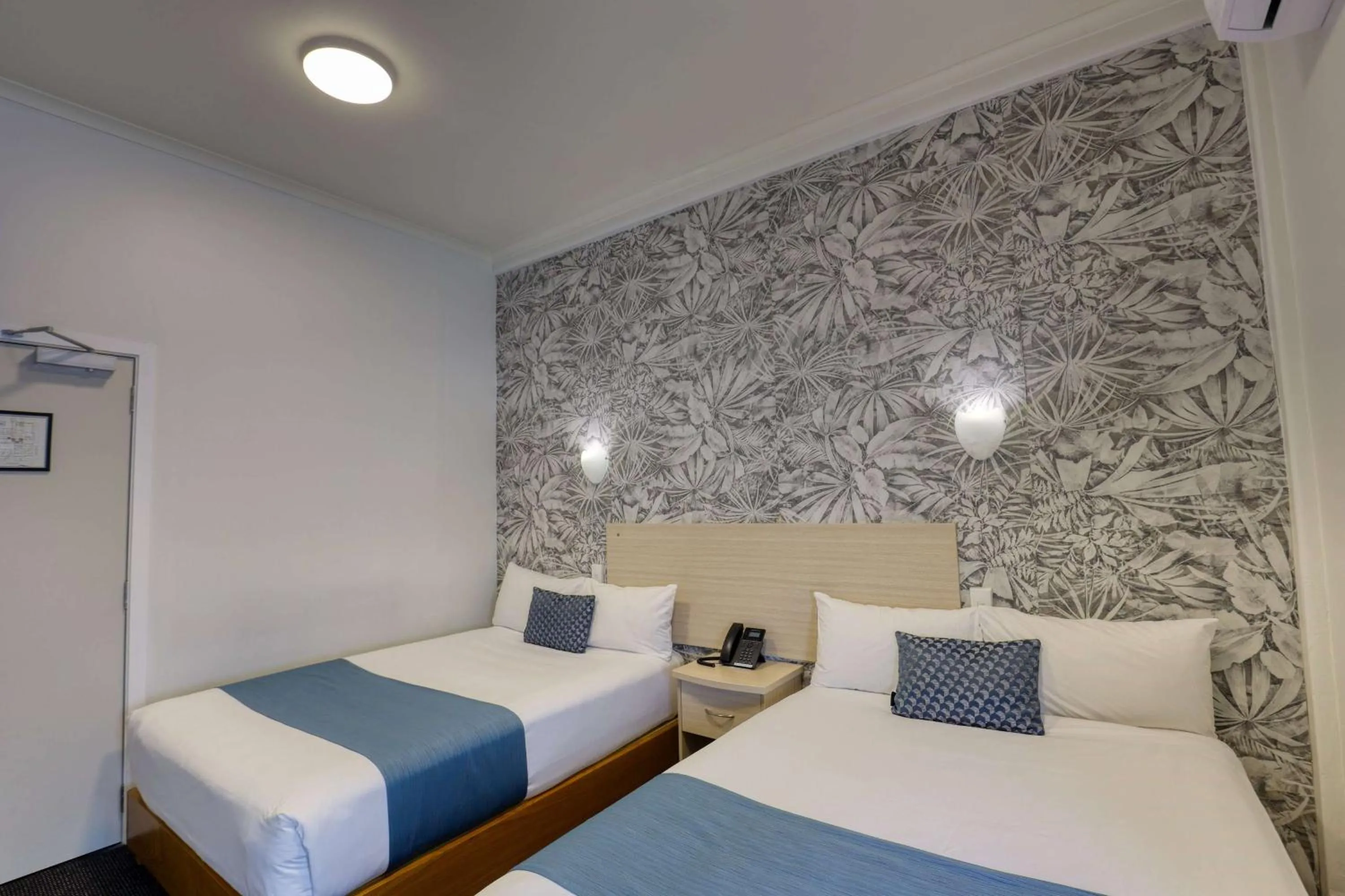 Photo of the whole room, Bed in Ramada by Wyndham, Hamilton City Center