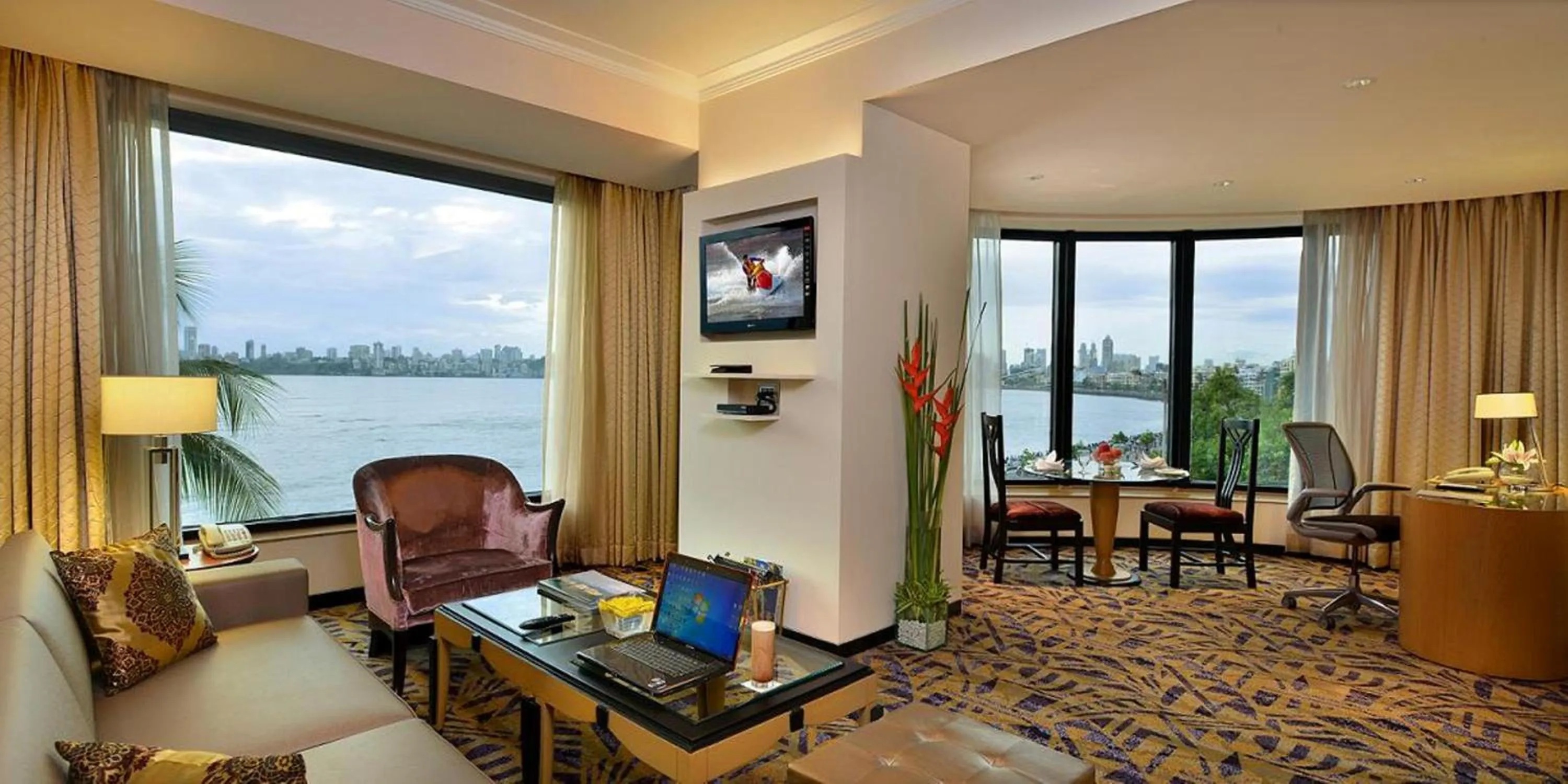 TV and multimedia in Hotel Marine Plaza