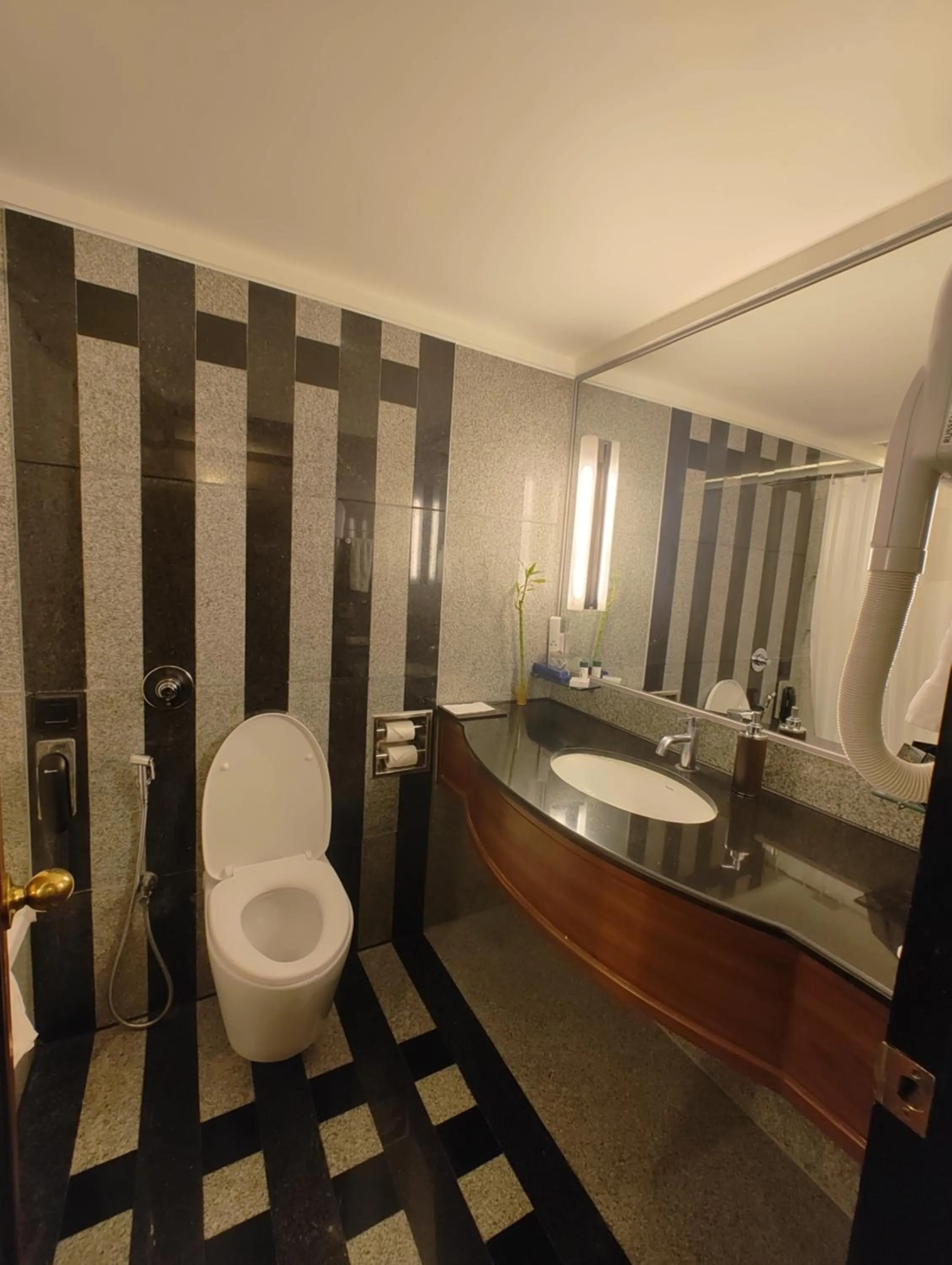 Toilet in Hotel Marine Plaza