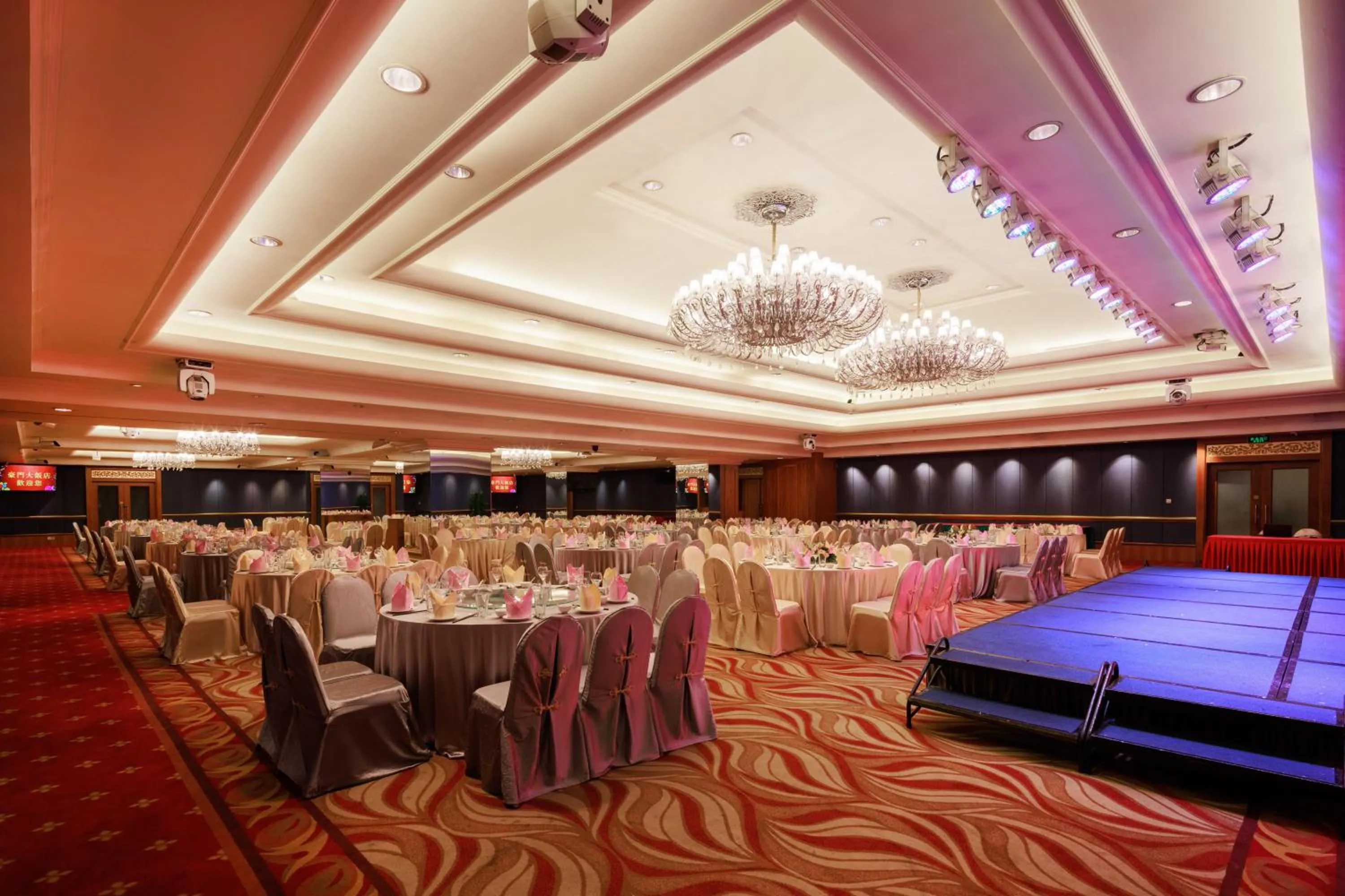 Meeting/conference room, Bed in Grand Noble Hotel Dongguan