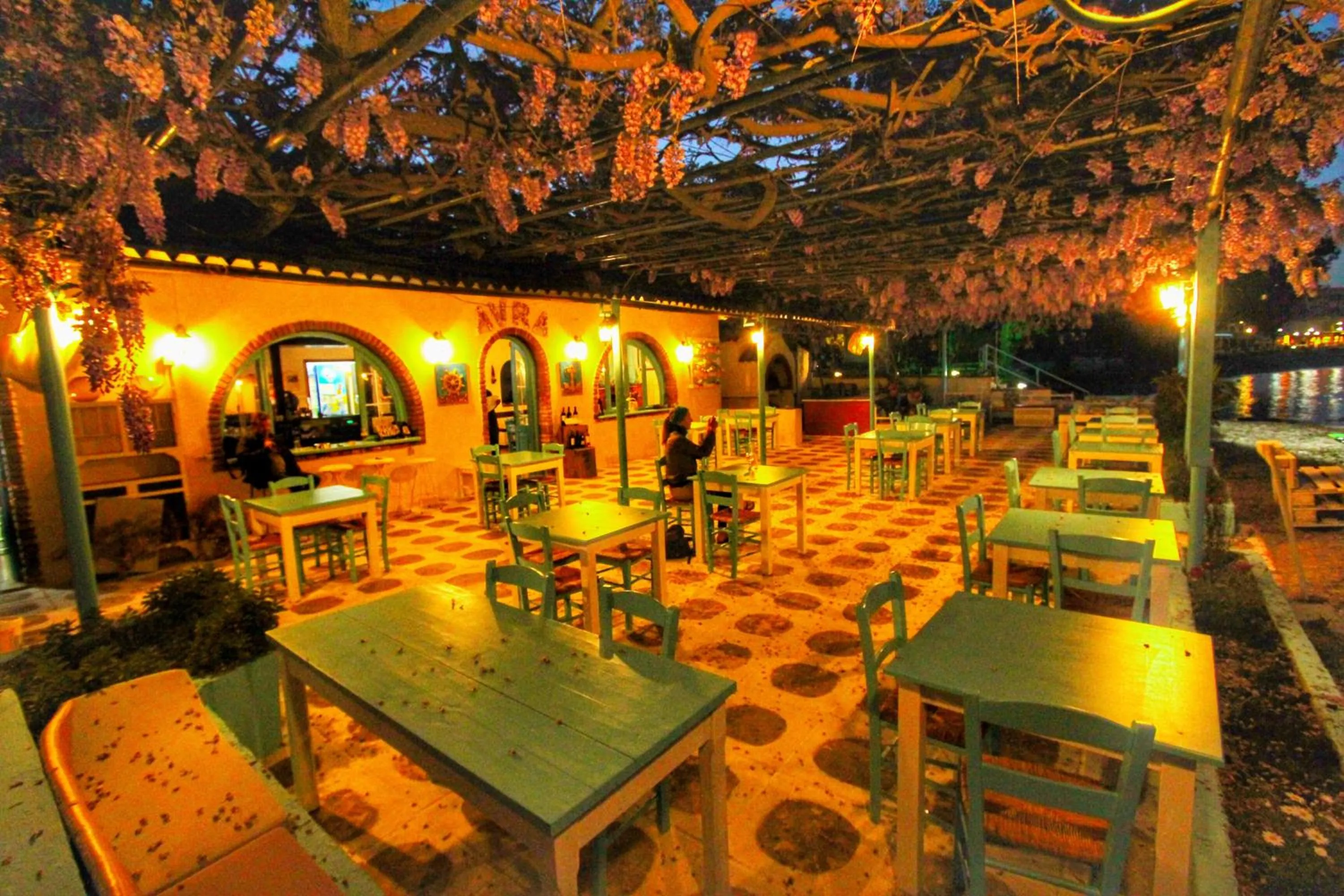 Restaurant/places to eat in Avra Budget Beach Rooms