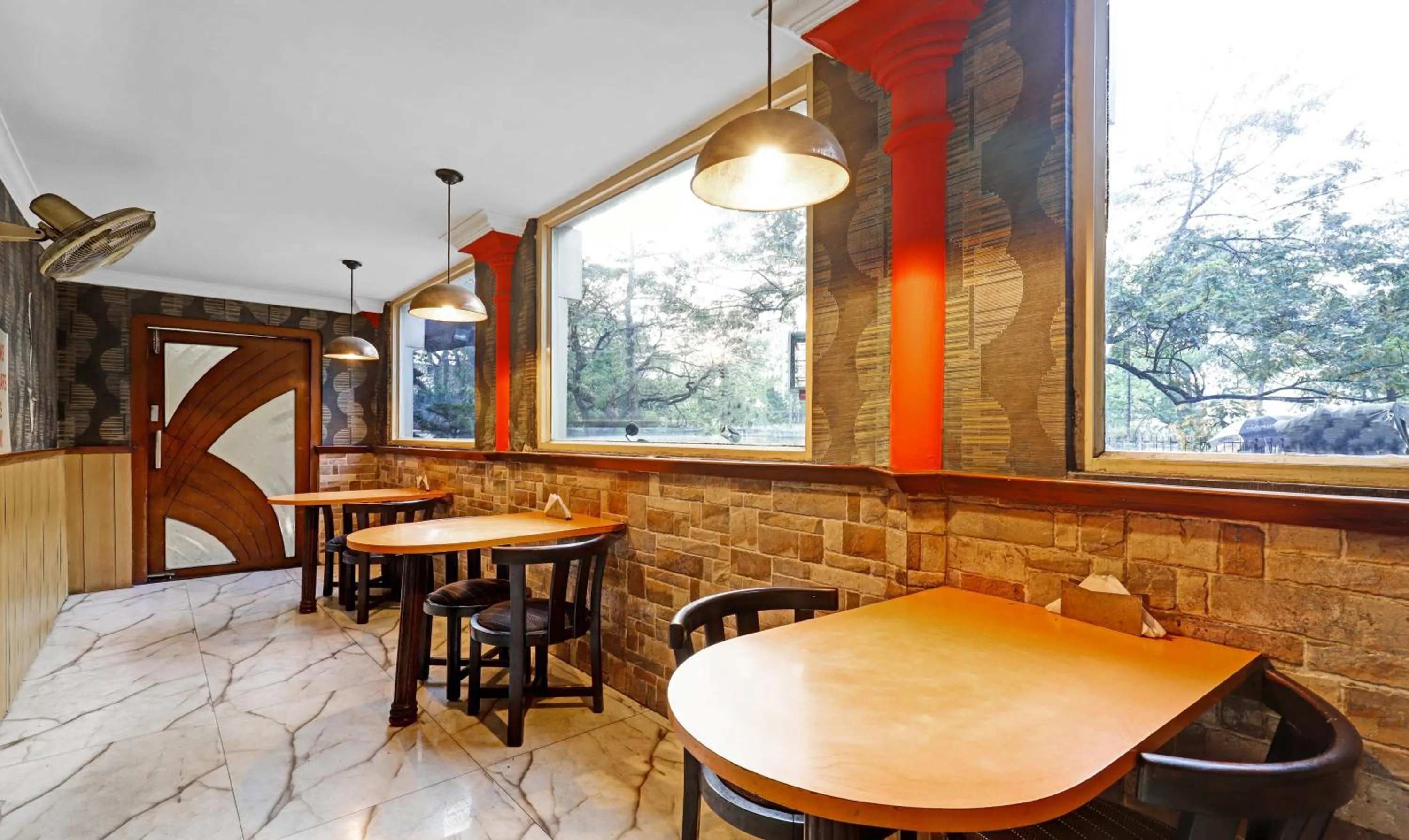 Restaurant/places to eat in Treebo Apollo