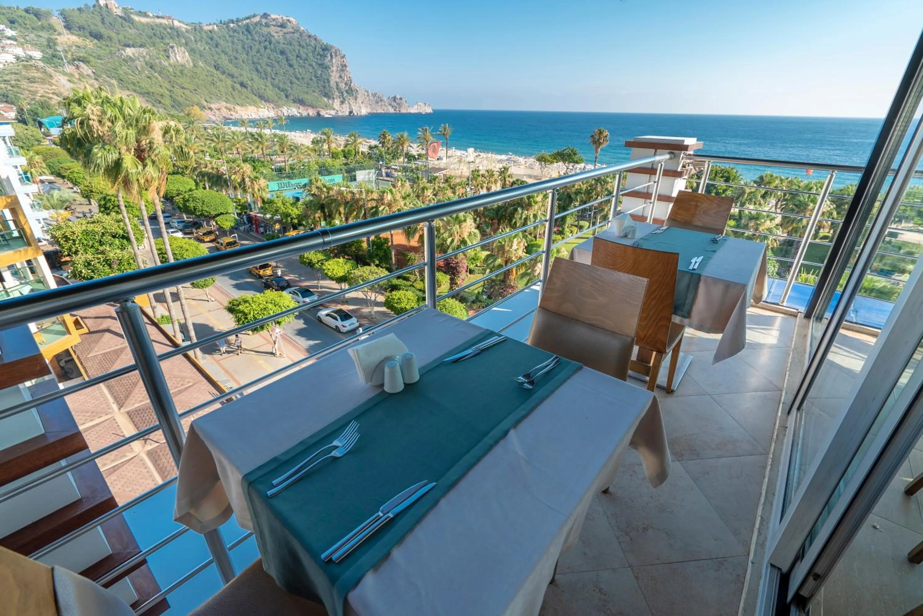 Restaurant/places to eat in Gardenia Hotel