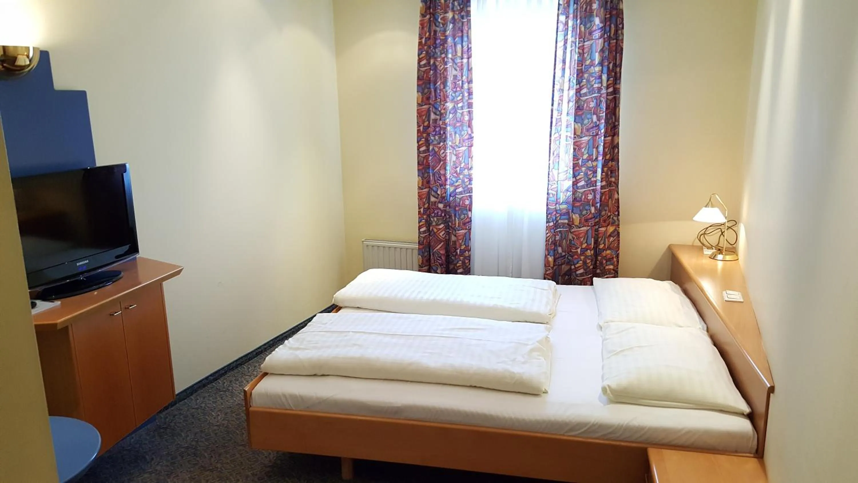 Photo of the whole room, Bed in CenterCourt Hotel