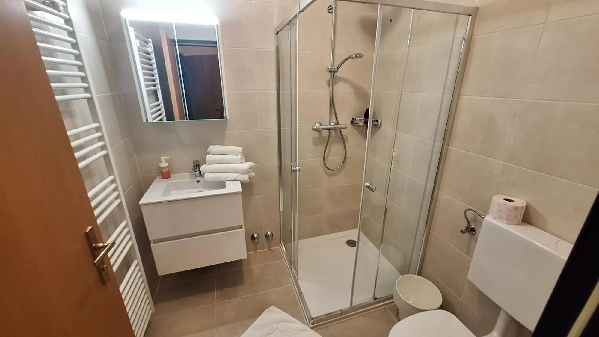 Shower in Rauchkuchl CenterCourt Hotel