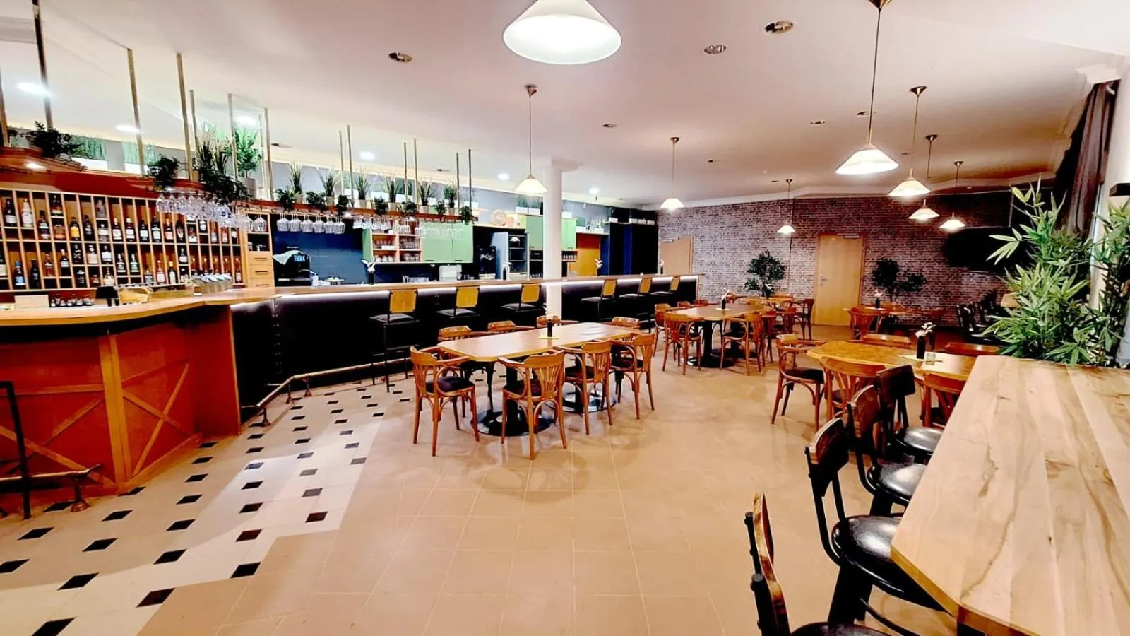 Restaurant/places to eat in Rauchkuchl CenterCourt Hotel