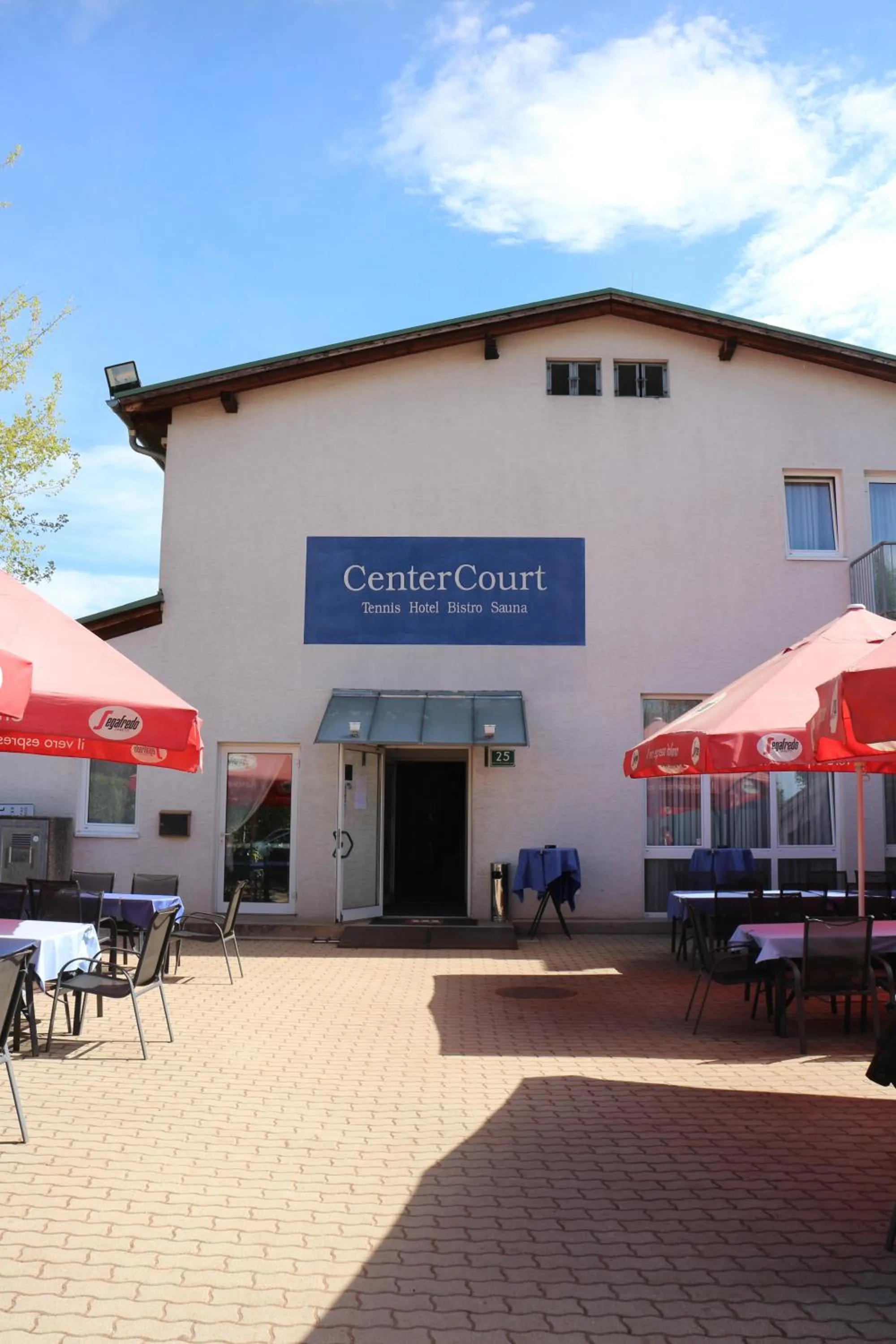 Facade/entrance in CenterCourt Hotel