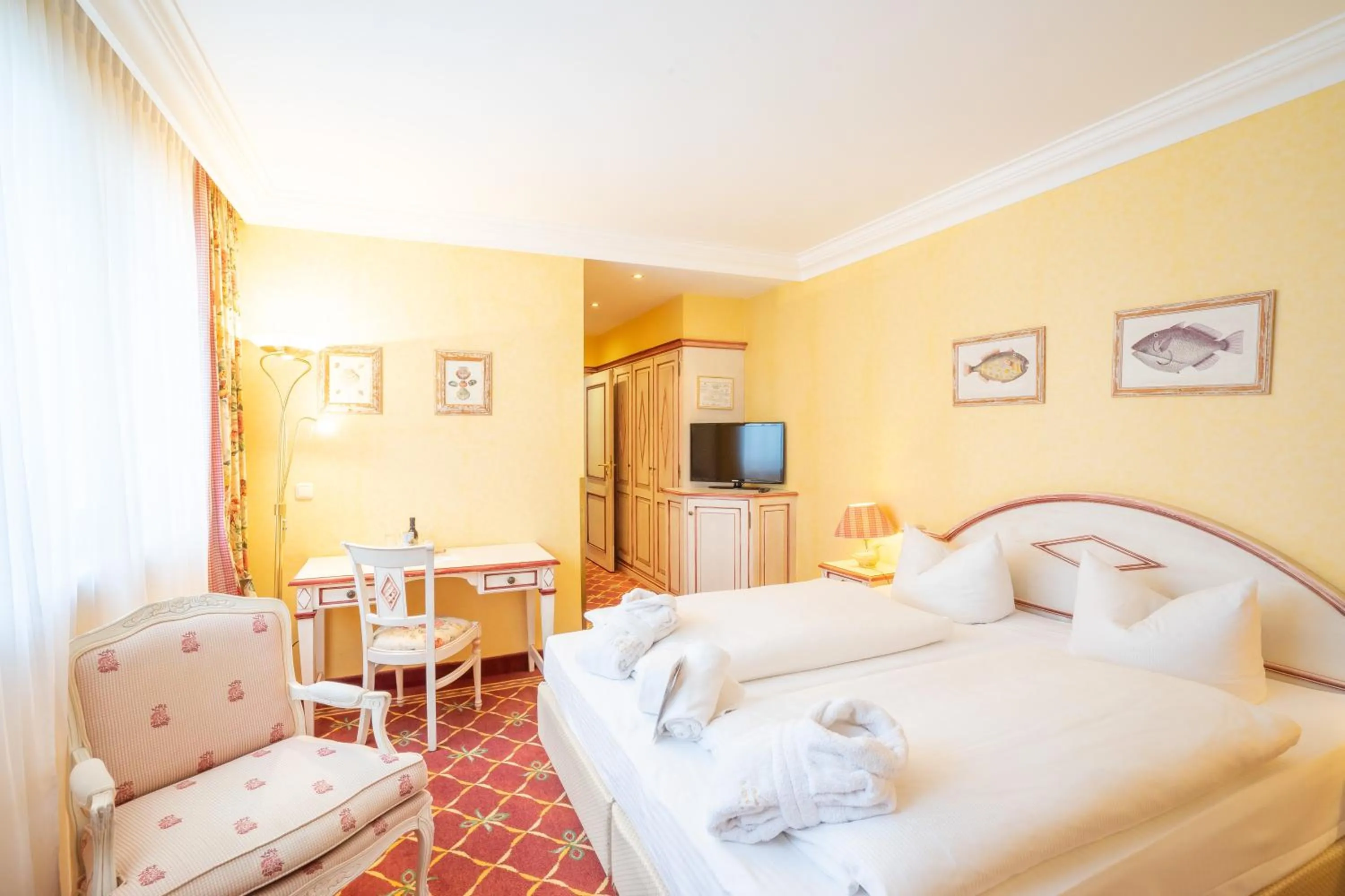 Communal lounge/ TV room, Bed in Rugard Thermal Strandhotel