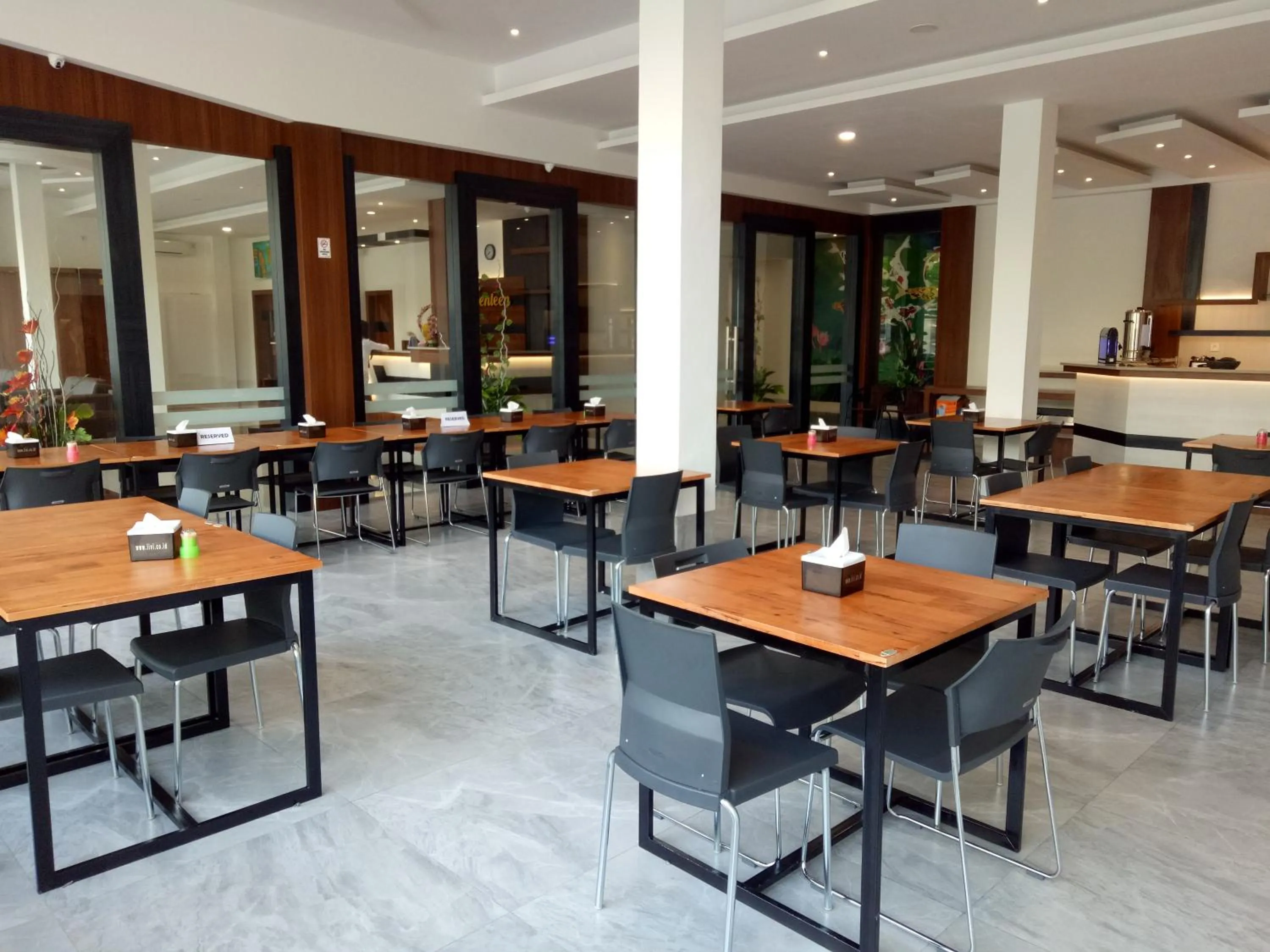 Restaurant/places to eat in Seventeen Hotel