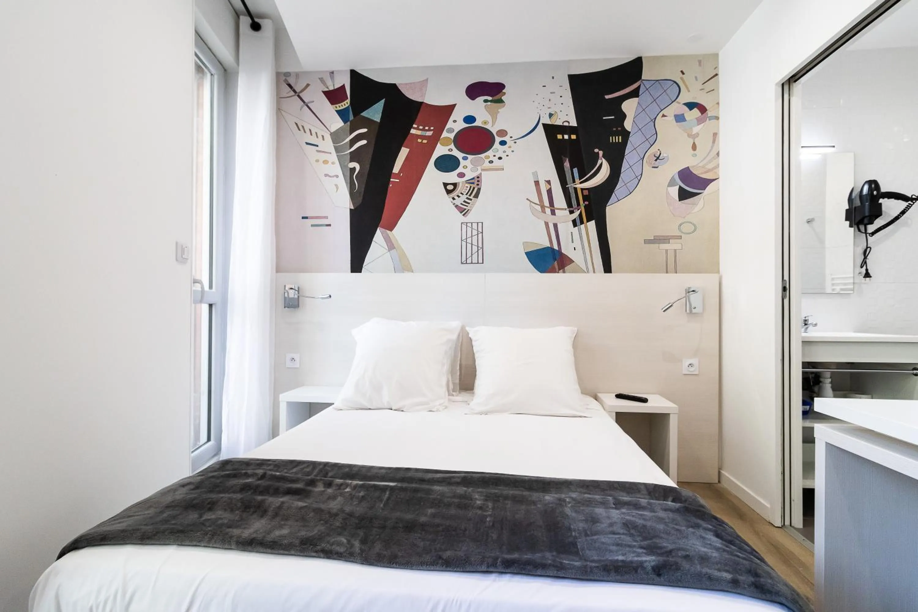 Photo of the whole room, Bed in Residence le Pastel Jeanne d'Arc