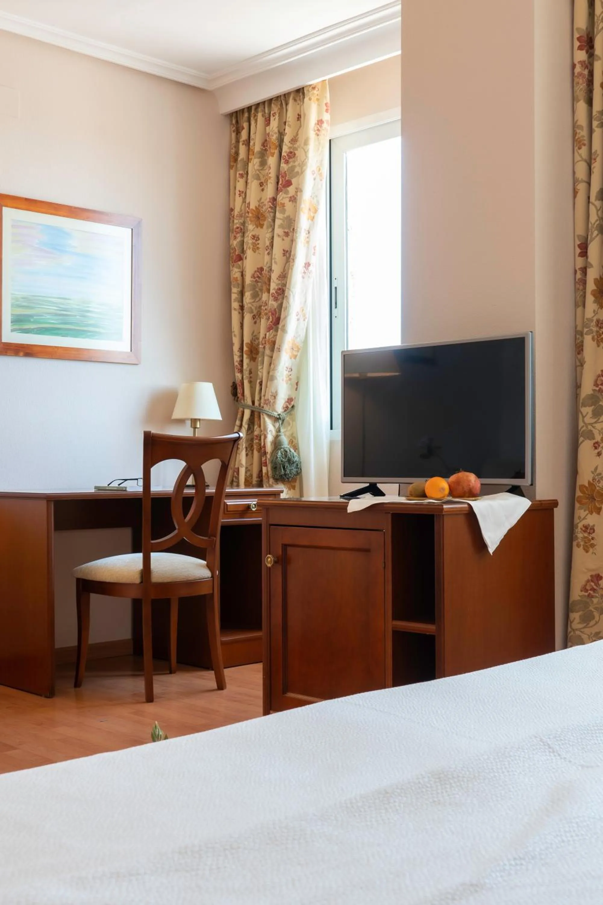 Living room, Bed in Hotel Restaurante Emilio