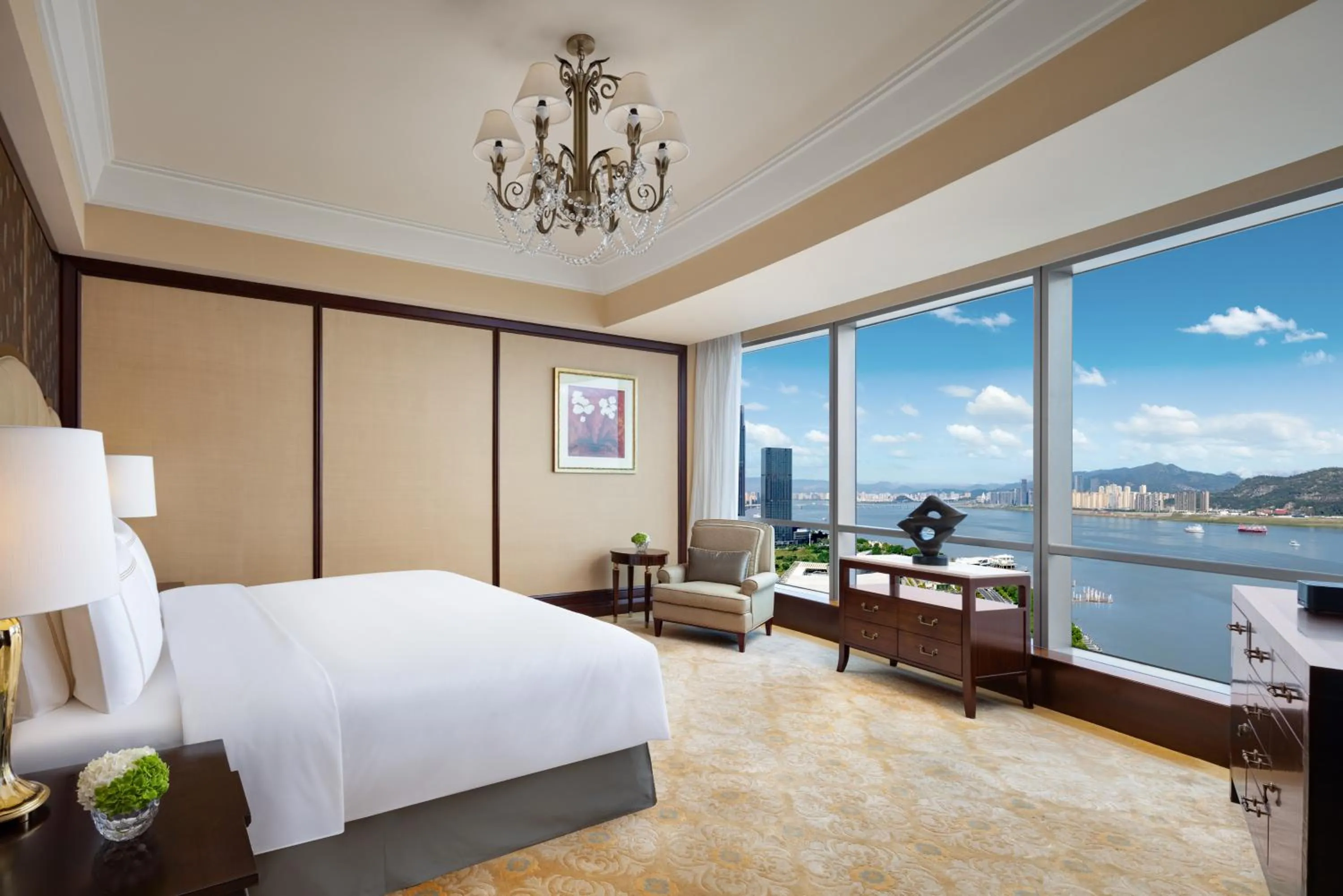 River view, Bed in Shangri-La Wenzhou