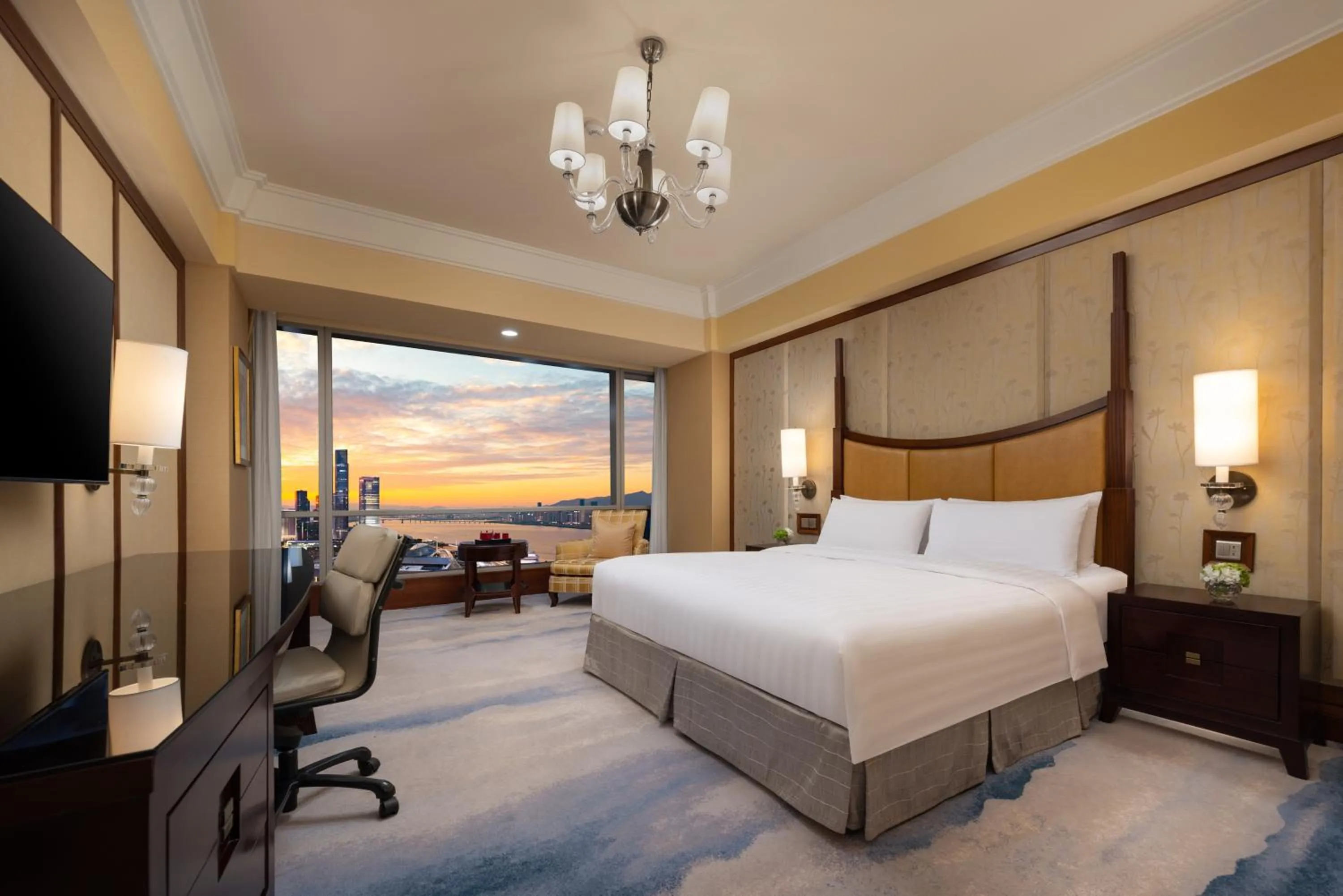 River view, Bed in Shangri-La Wenzhou