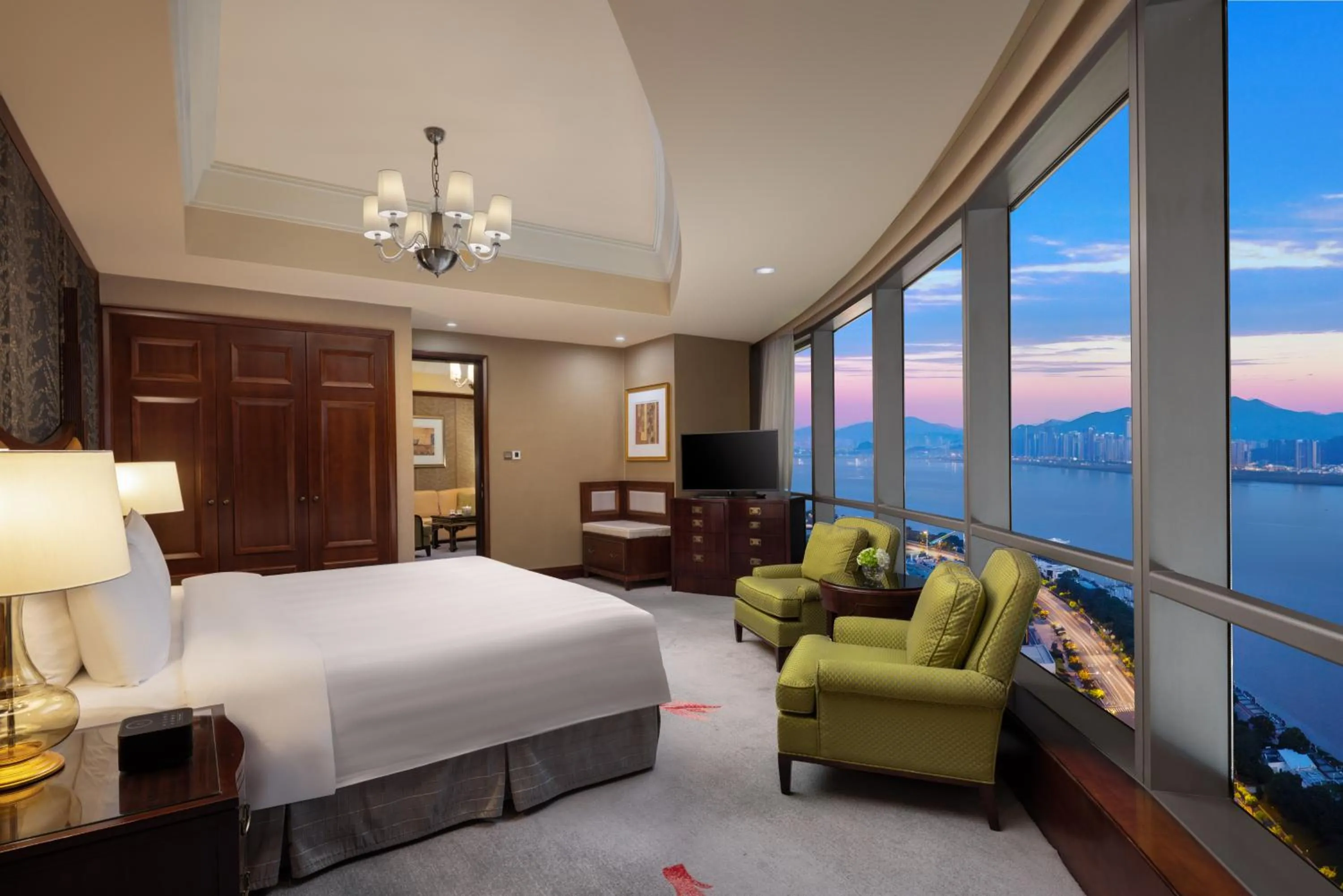 River view, Bed in Shangri-La Wenzhou