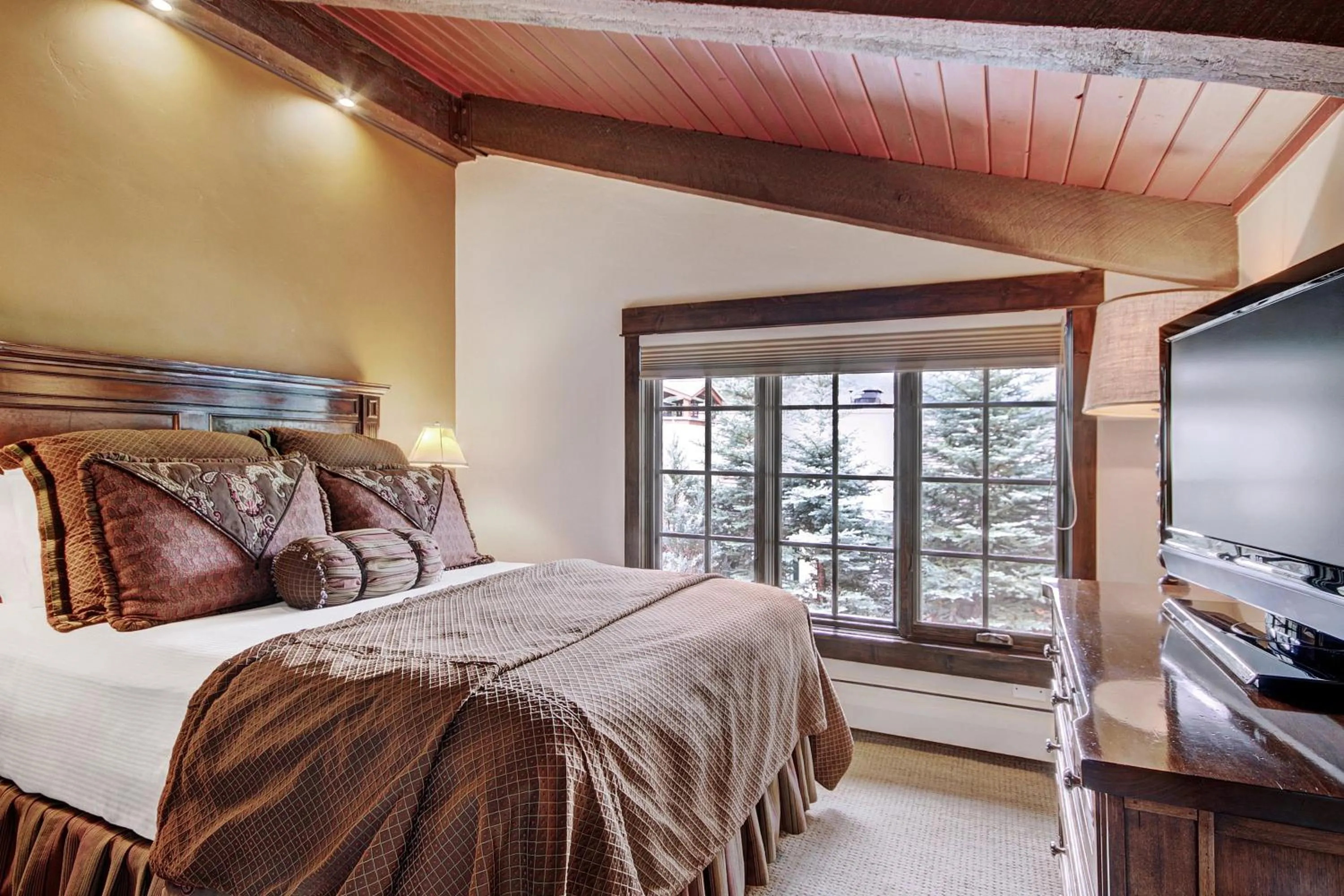 Bedroom, Bed in Lodge at Vail, A RockResort by Vail Resorts