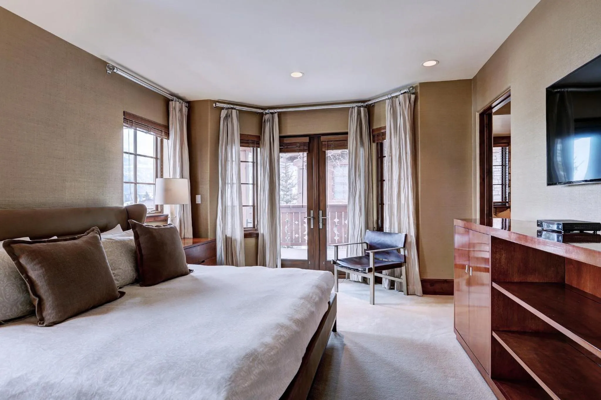 Bedroom, Bed in Lodge at Vail, A RockResort by Vail Resorts