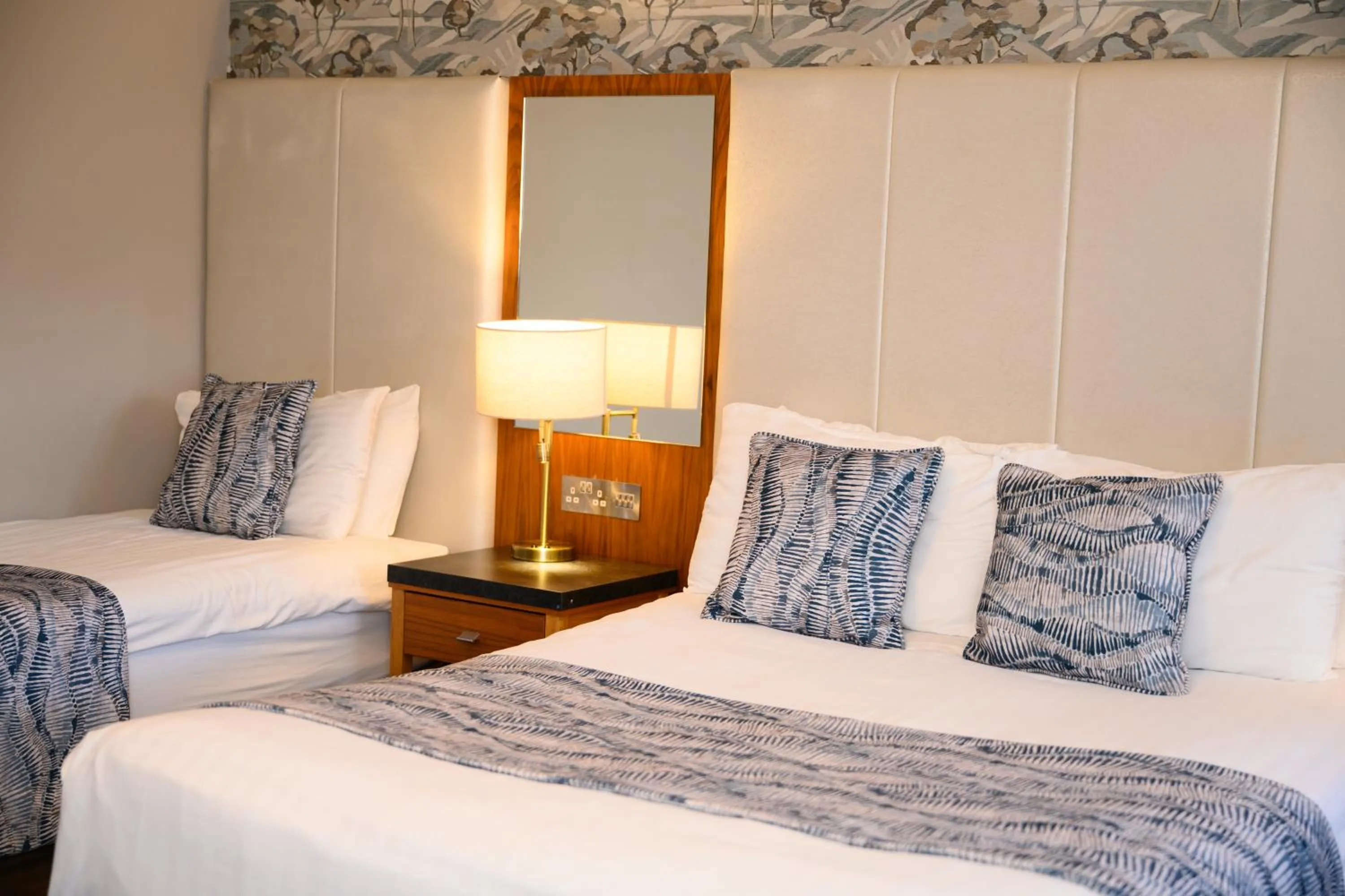 Bedroom, Bed in Riverside Park Hotel