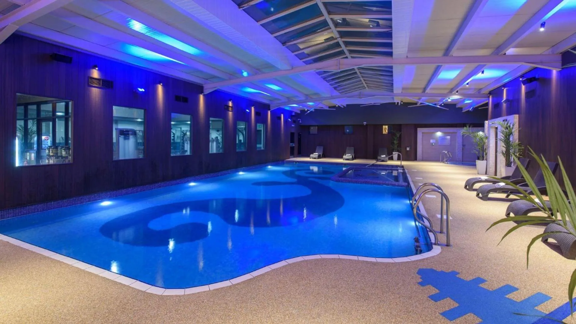 Swimming pool in Riverside Park Hotel