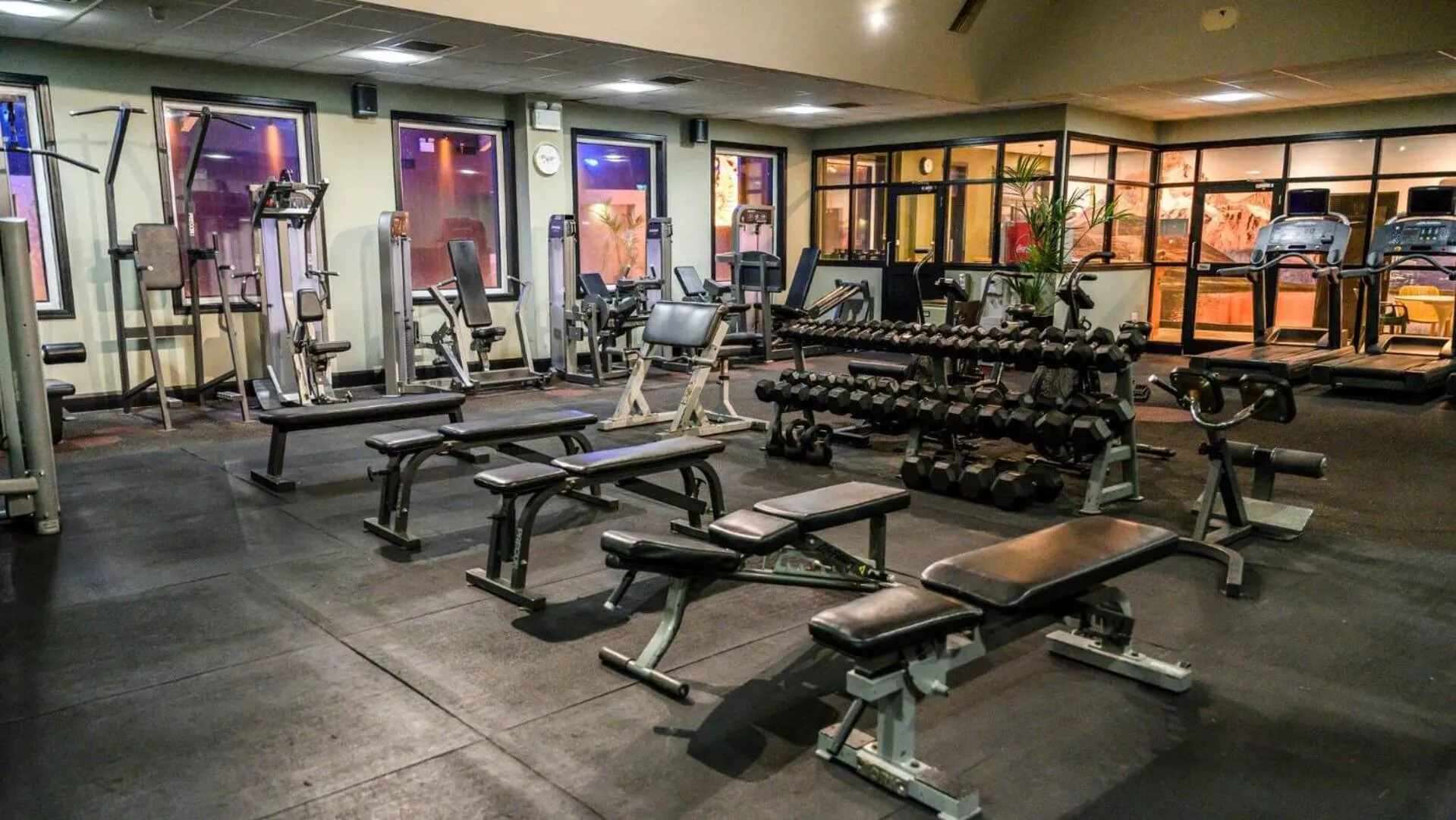 Swimming pool in Riverside Park Hotel