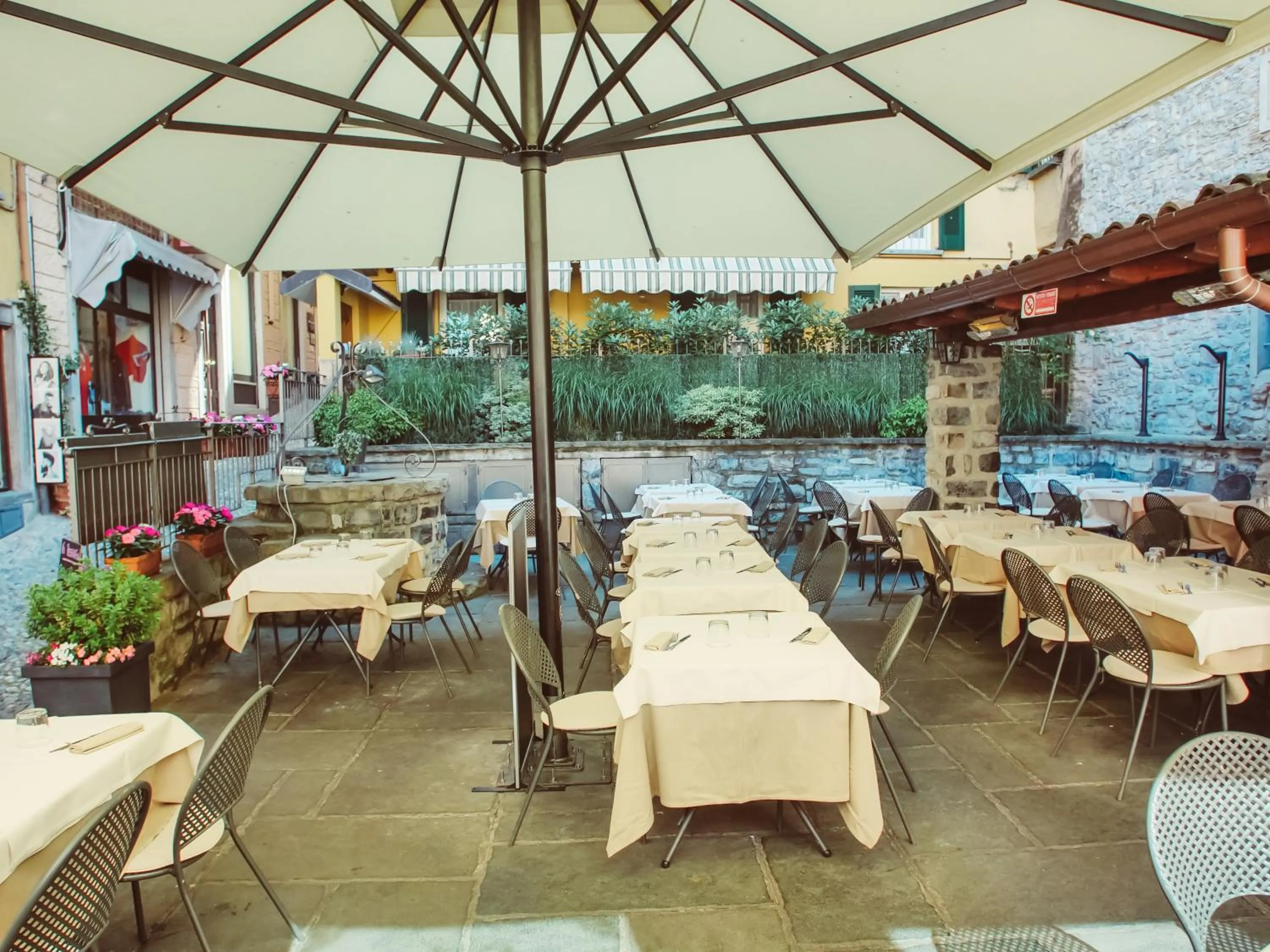 Restaurant/places to eat in Antico Pozzo Apartment