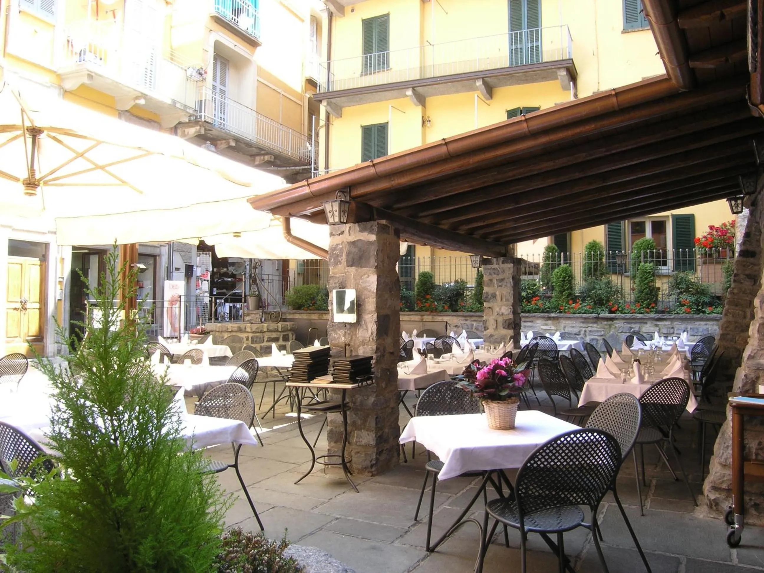 Restaurant/places to eat in Antico Pozzo Apartment