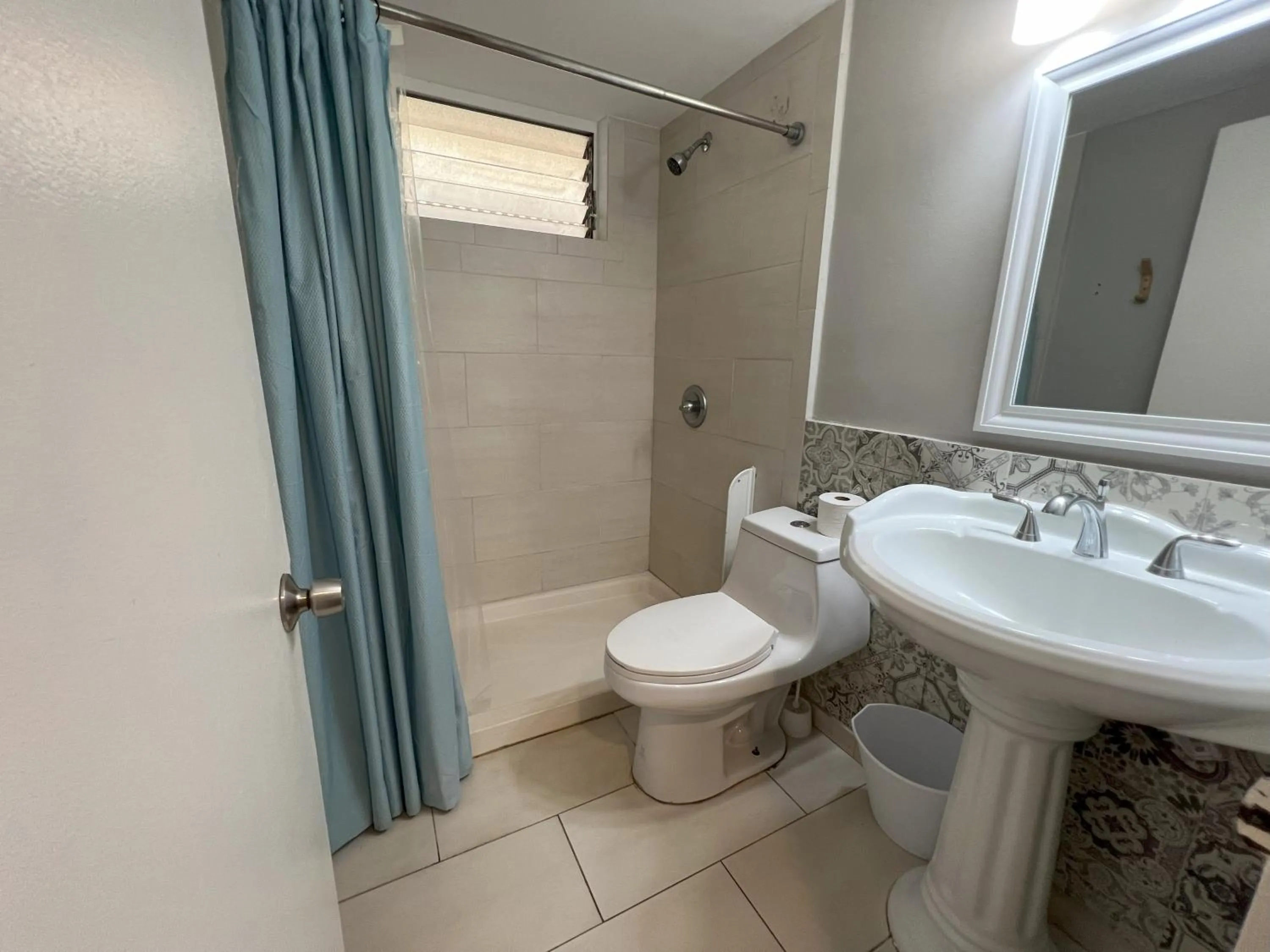 Bathroom in Waikiki Beachside Hostel