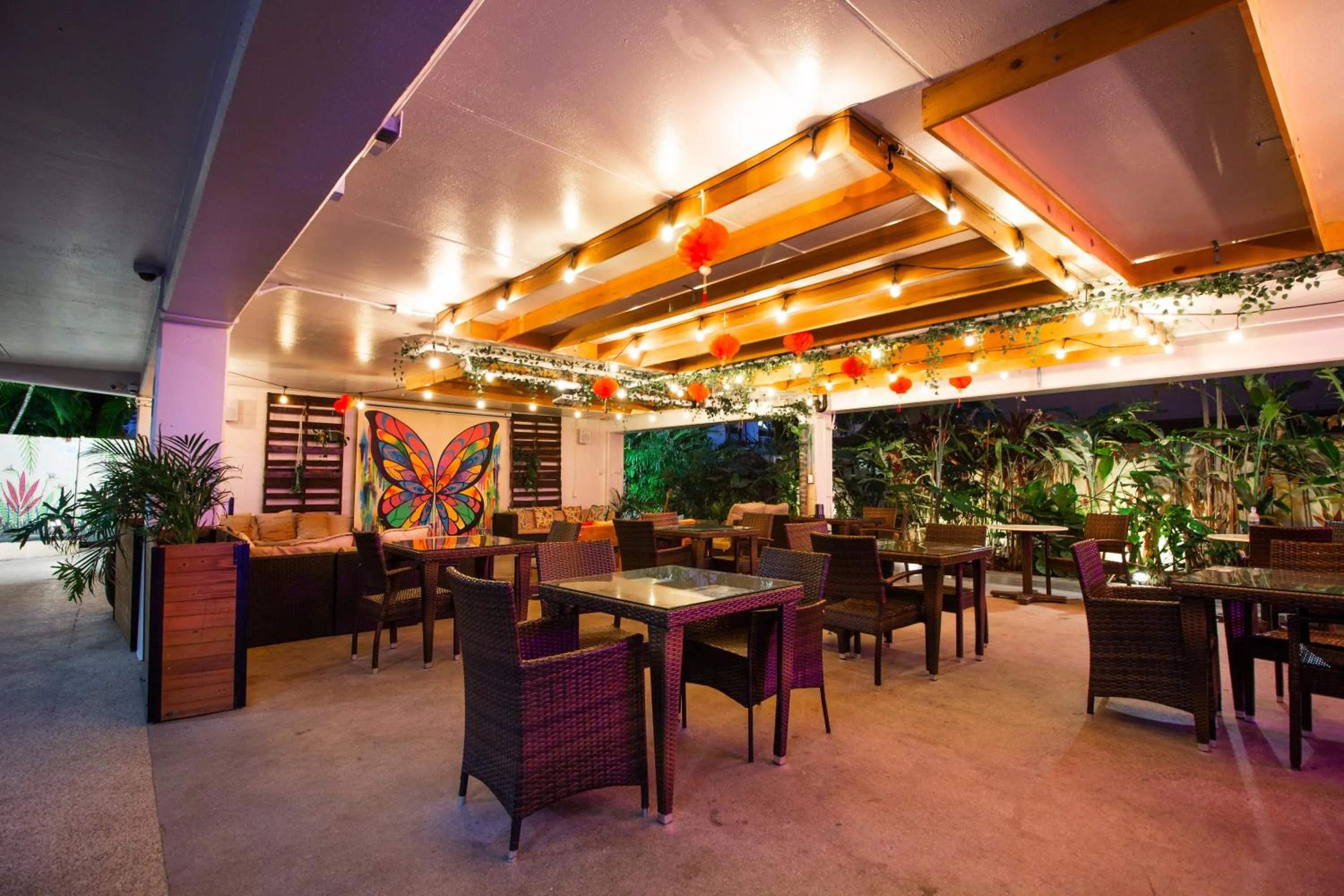 Waikiki Beachside Hostel