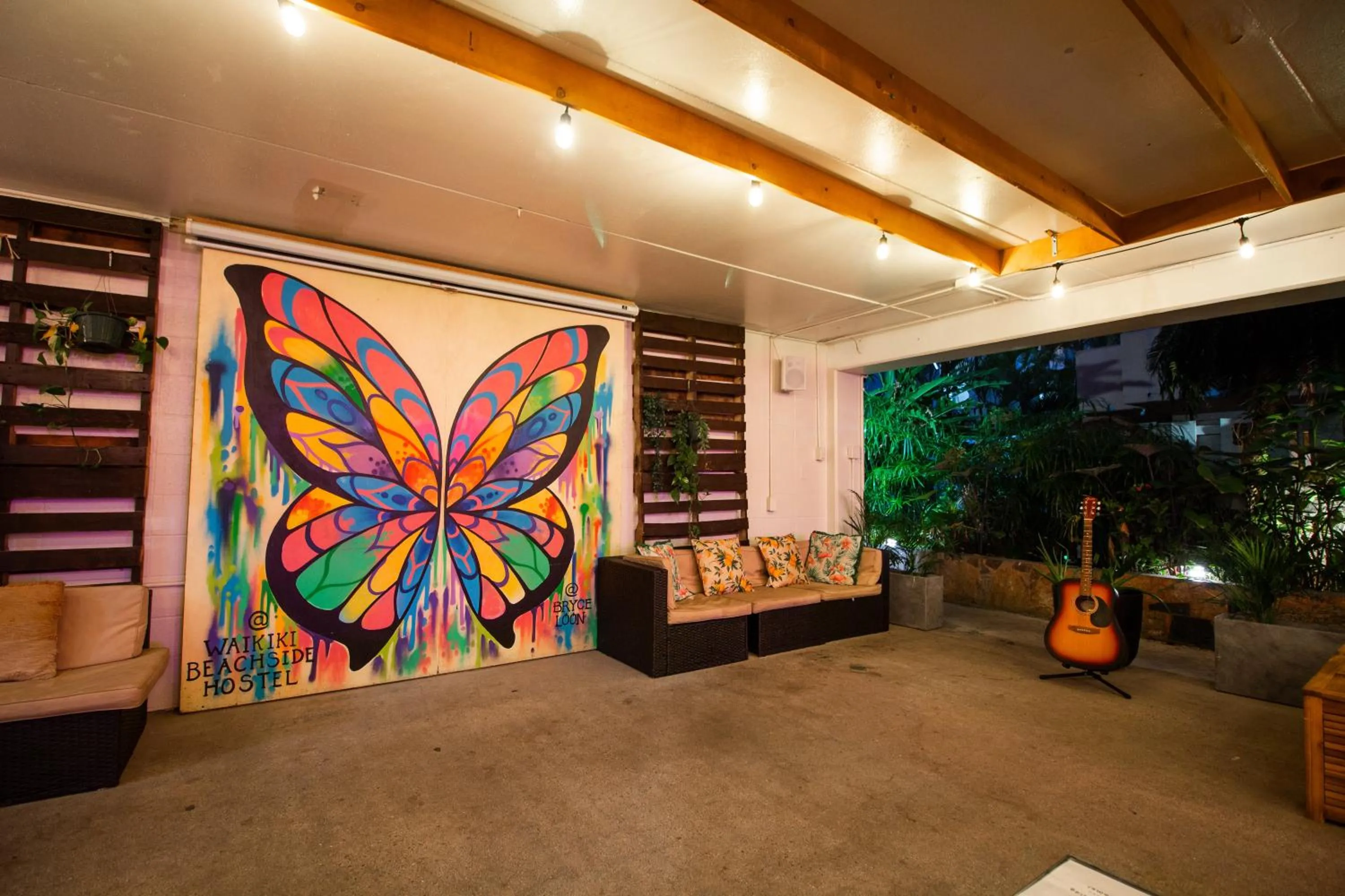 Waikiki Beachside Hostel