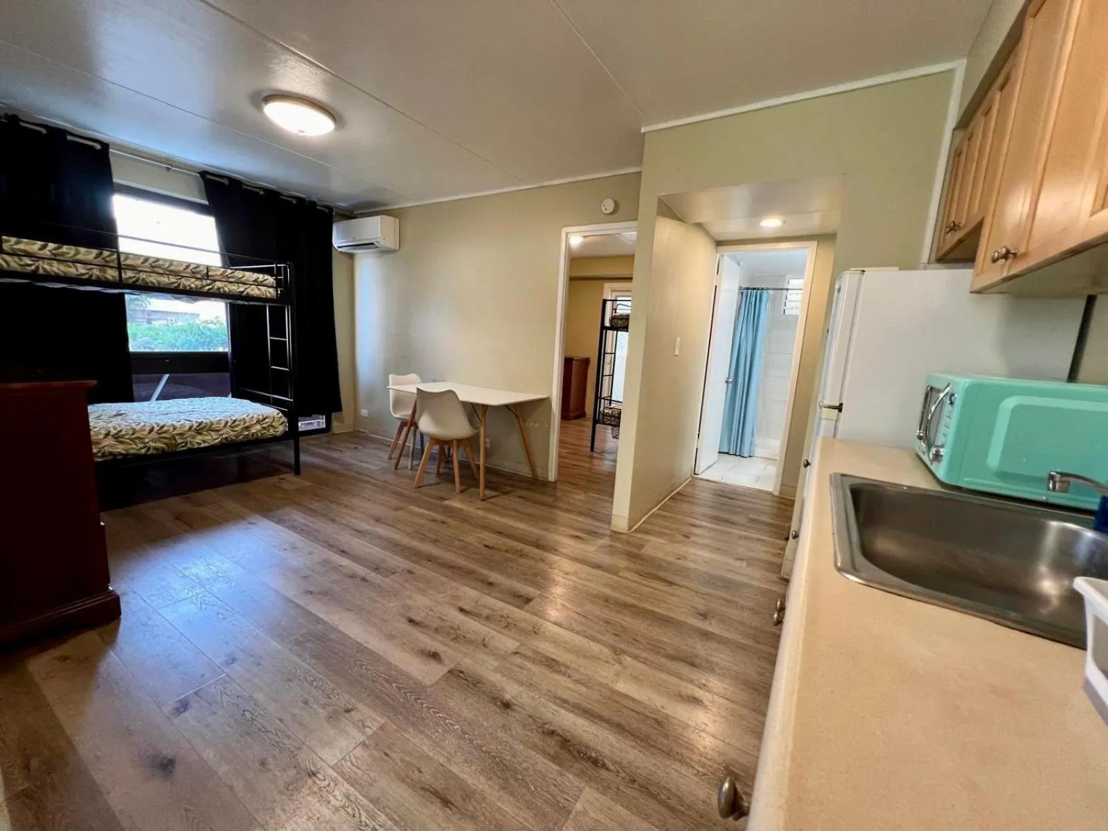 Dining area in Waikiki Beachside Hostel