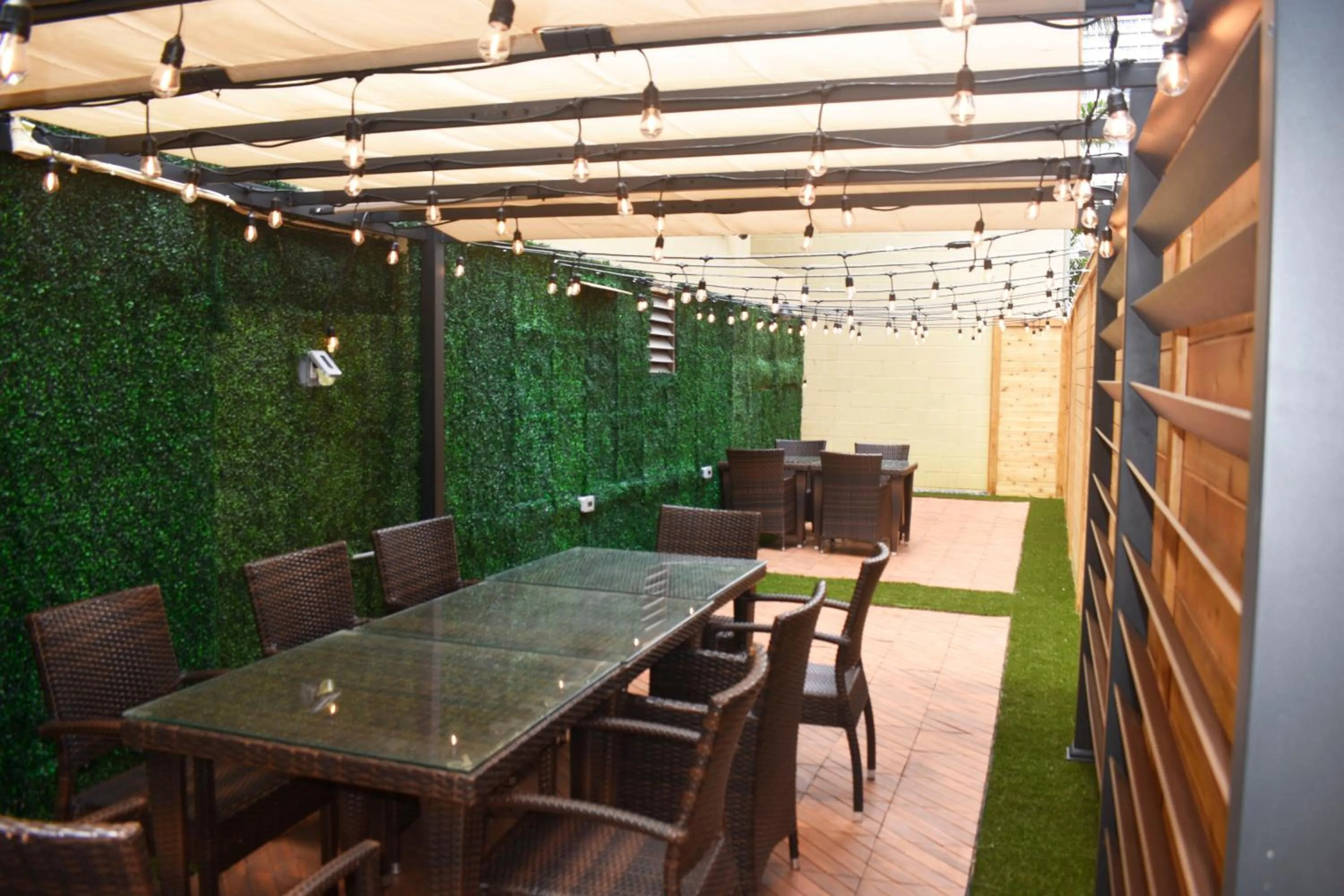 Property building in Waikiki Beachside Hostel