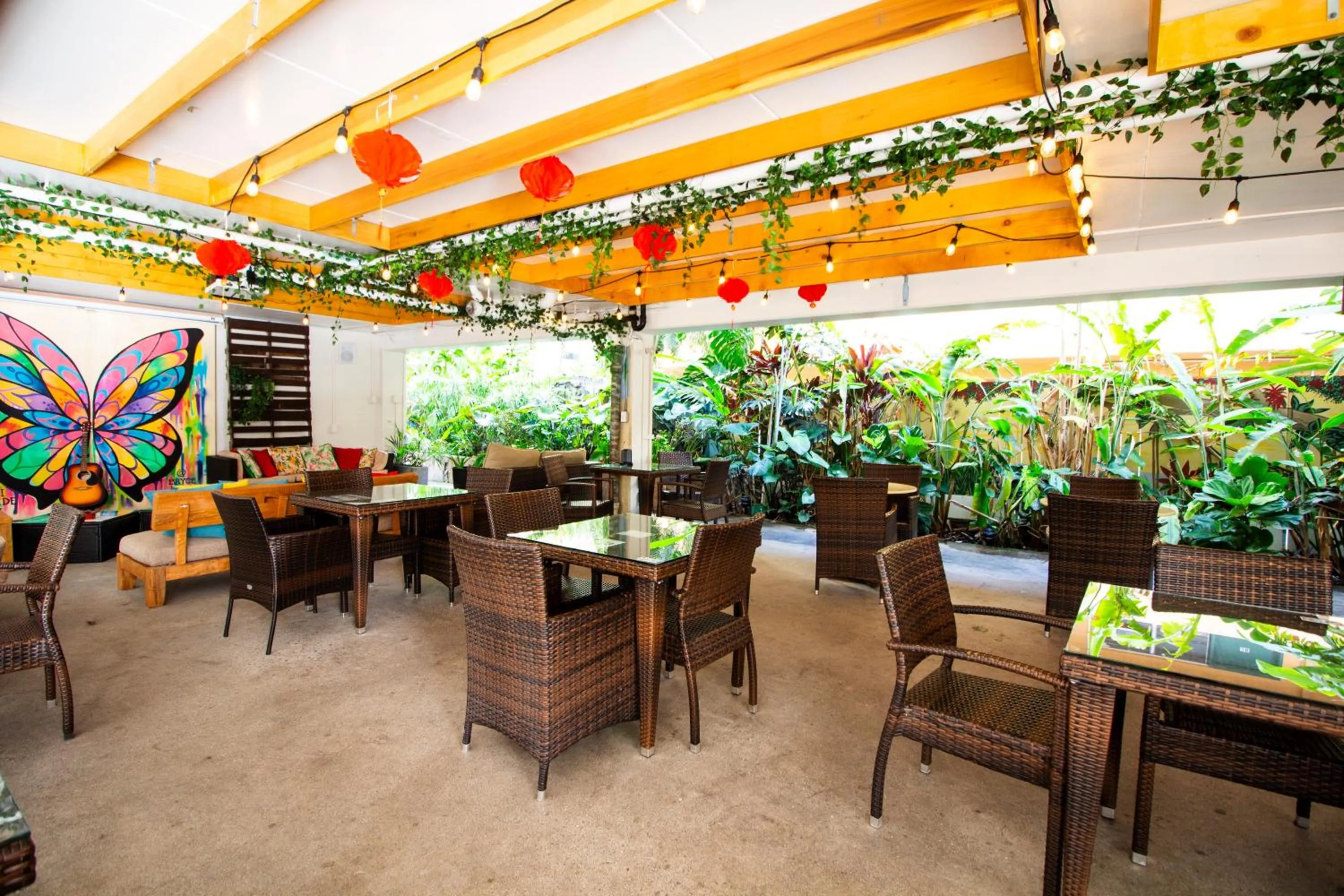 Waikiki Beachside Hostel