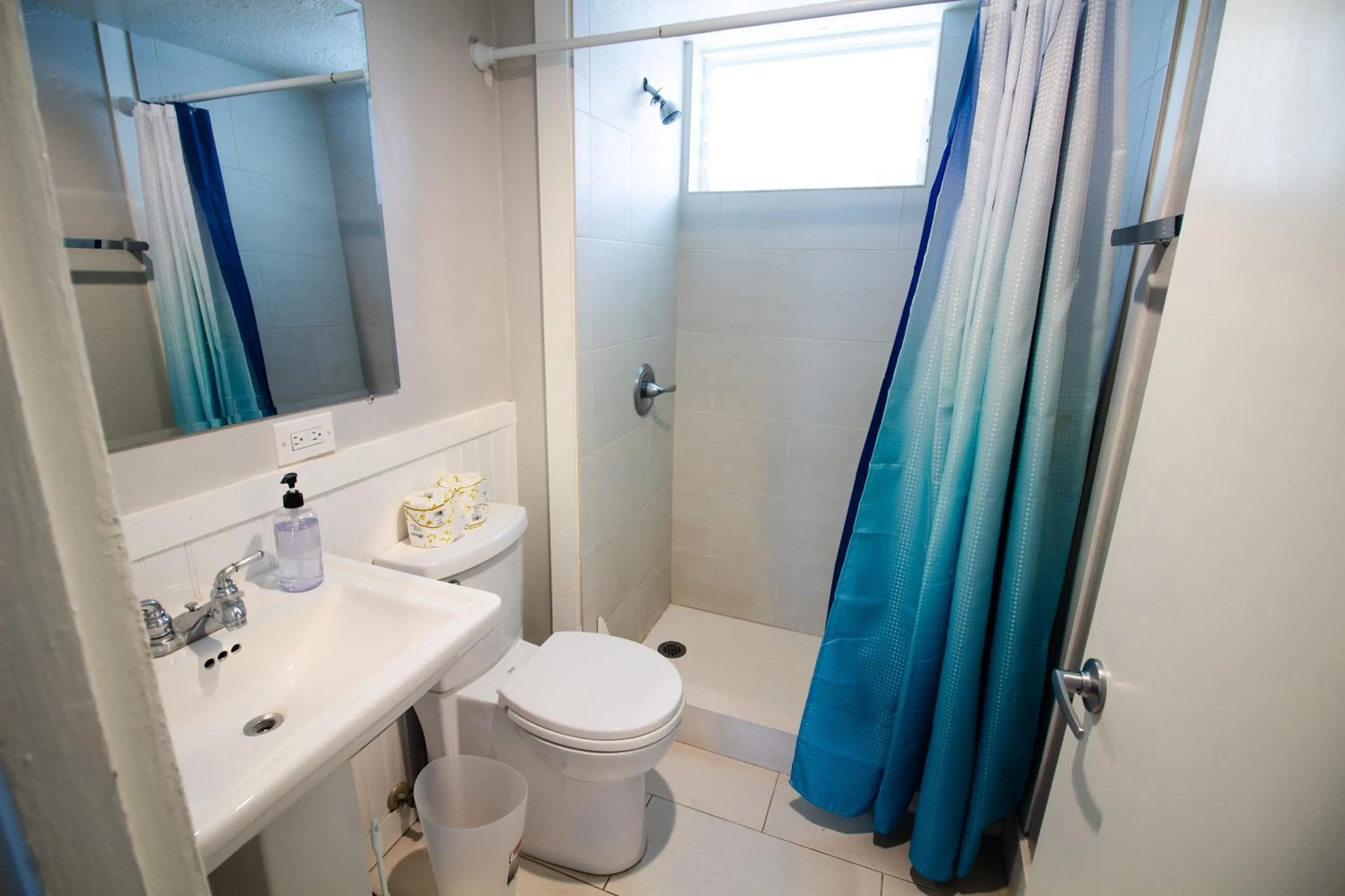 Waikiki Beachside Hostel