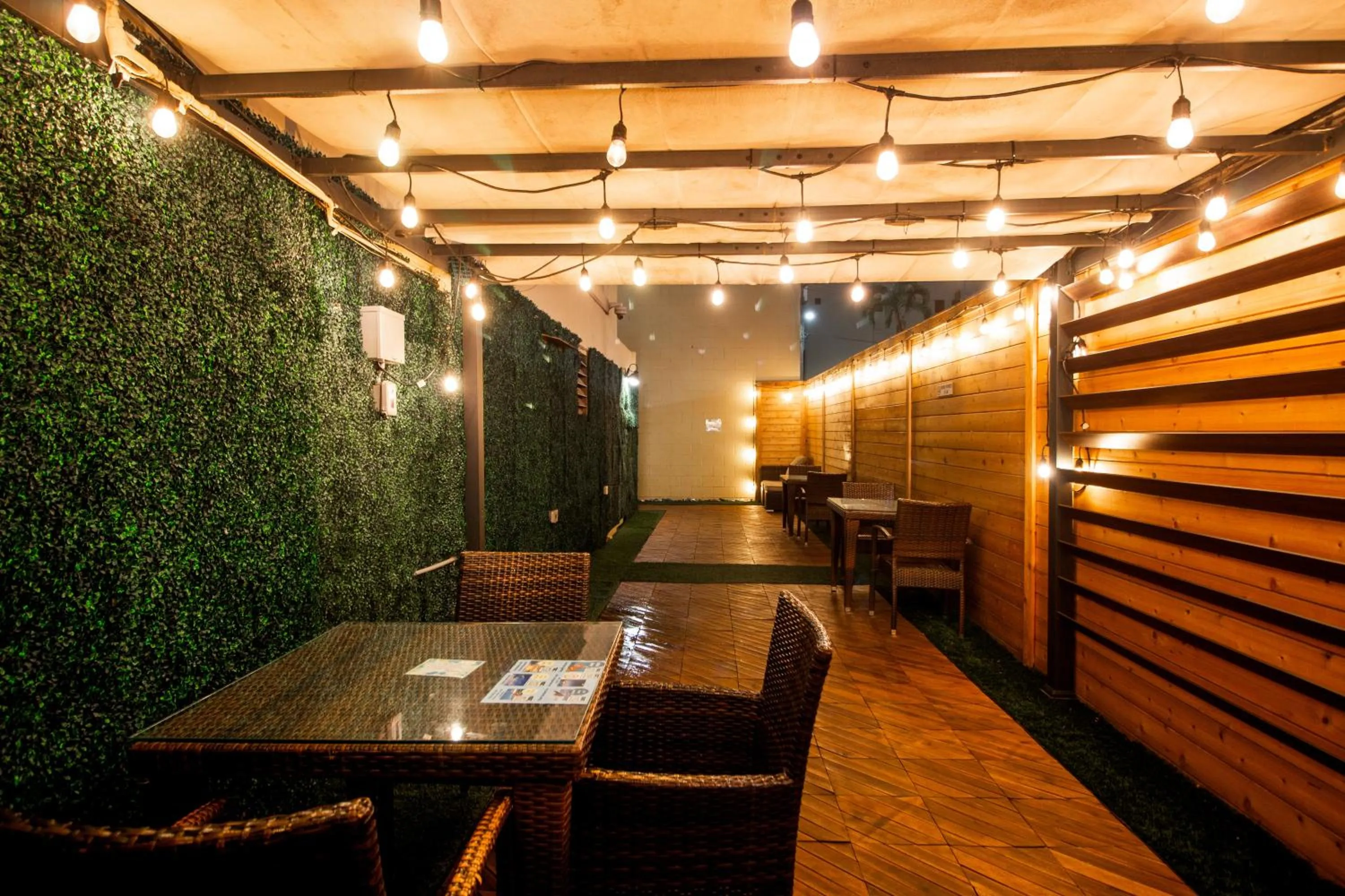 Seating area in Waikiki Beachside Hostel