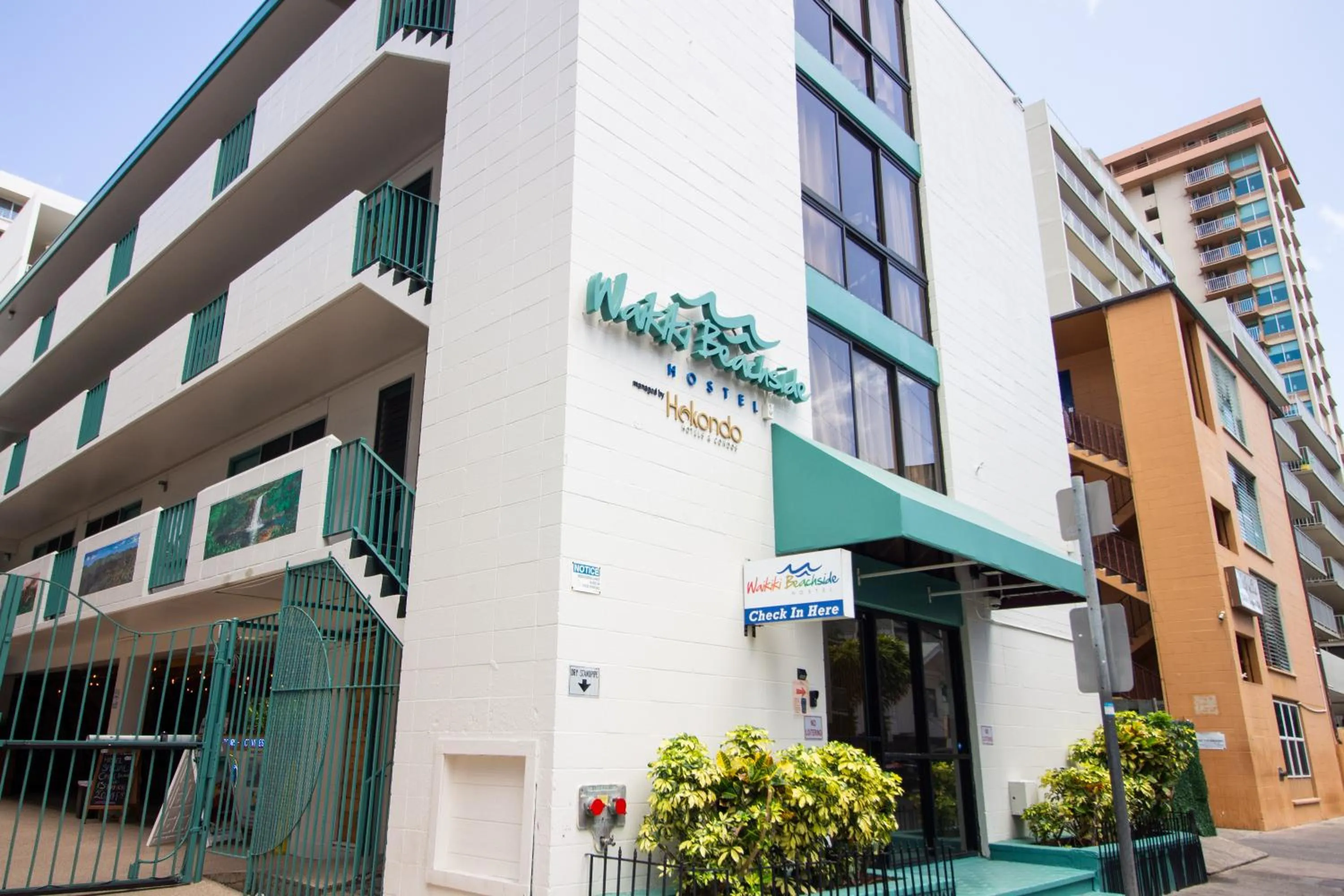 Property building in Waikiki Beachside Hostel