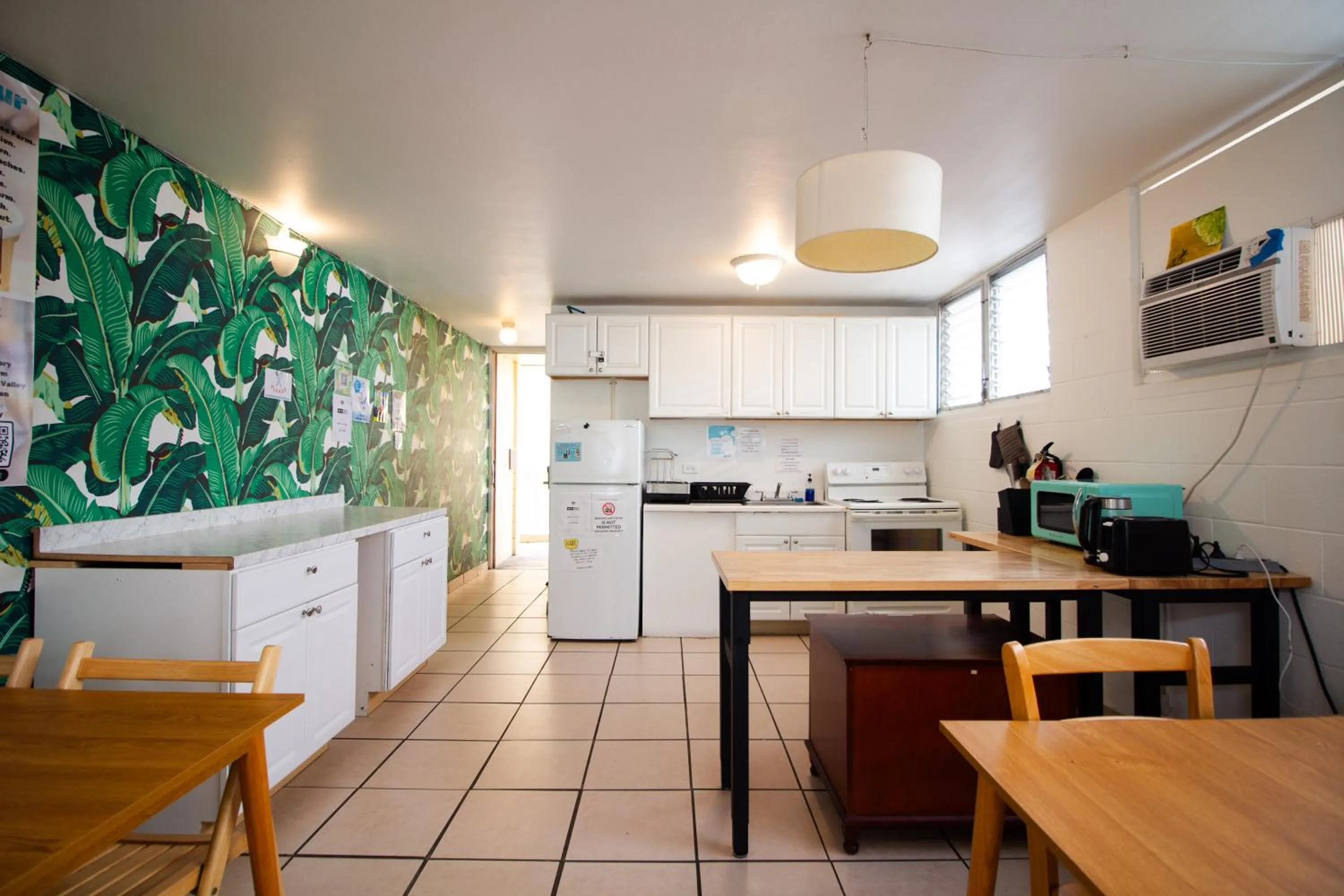 Kitchen or kitchenette in Waikiki Beachside Hostel