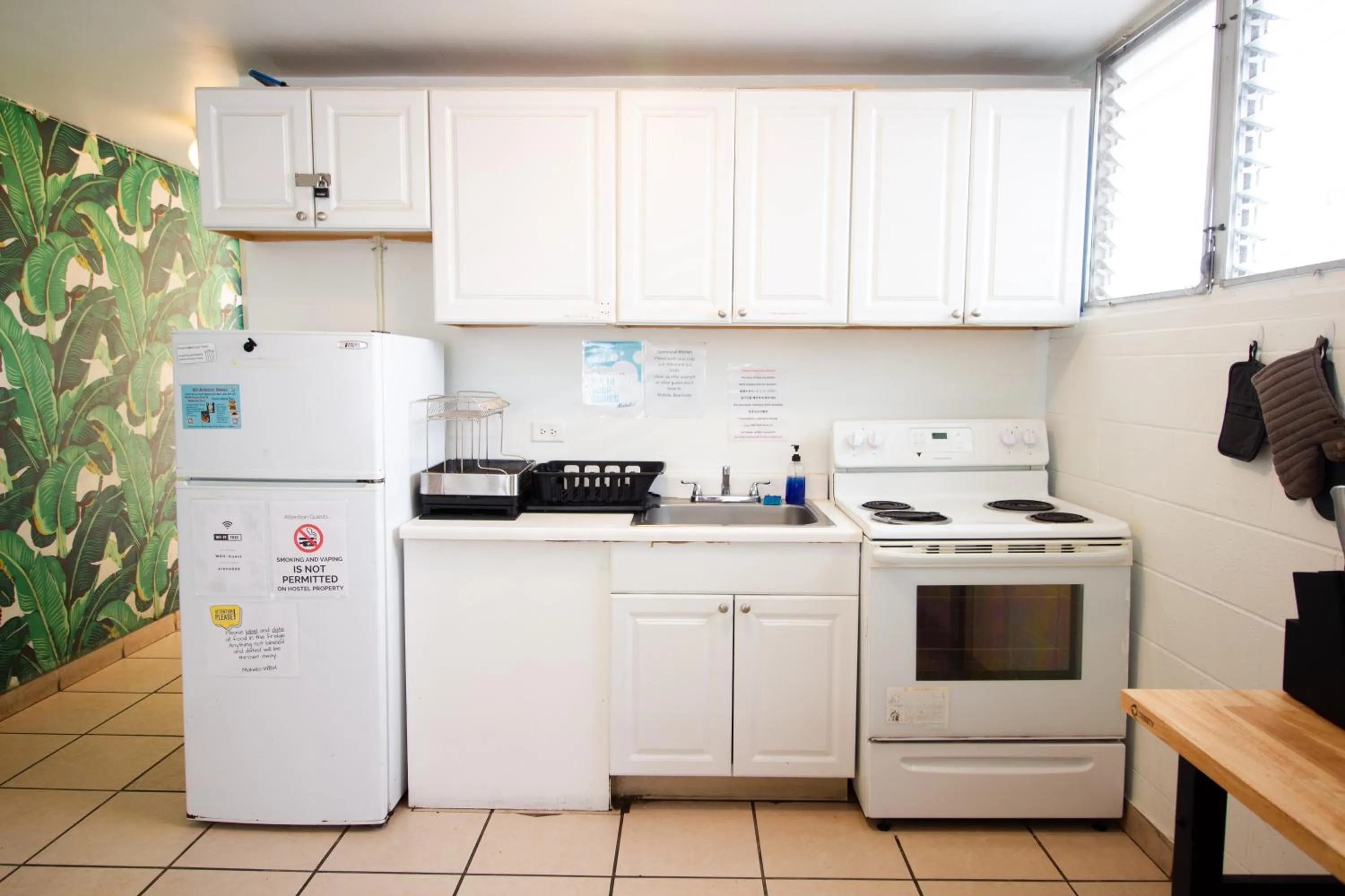Kitchen or kitchenette in Waikiki Beachside Hostel