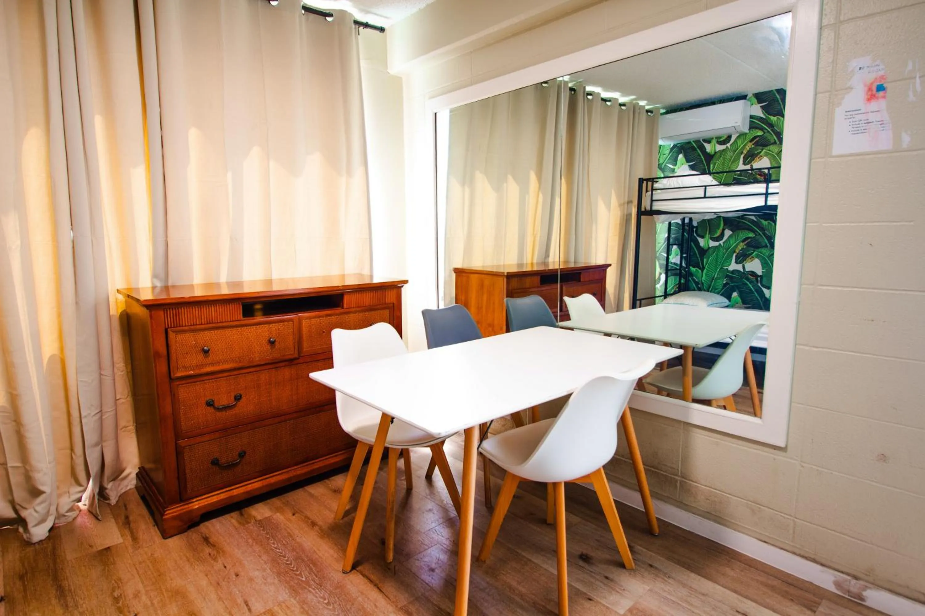 Waikiki Beachside Hostel