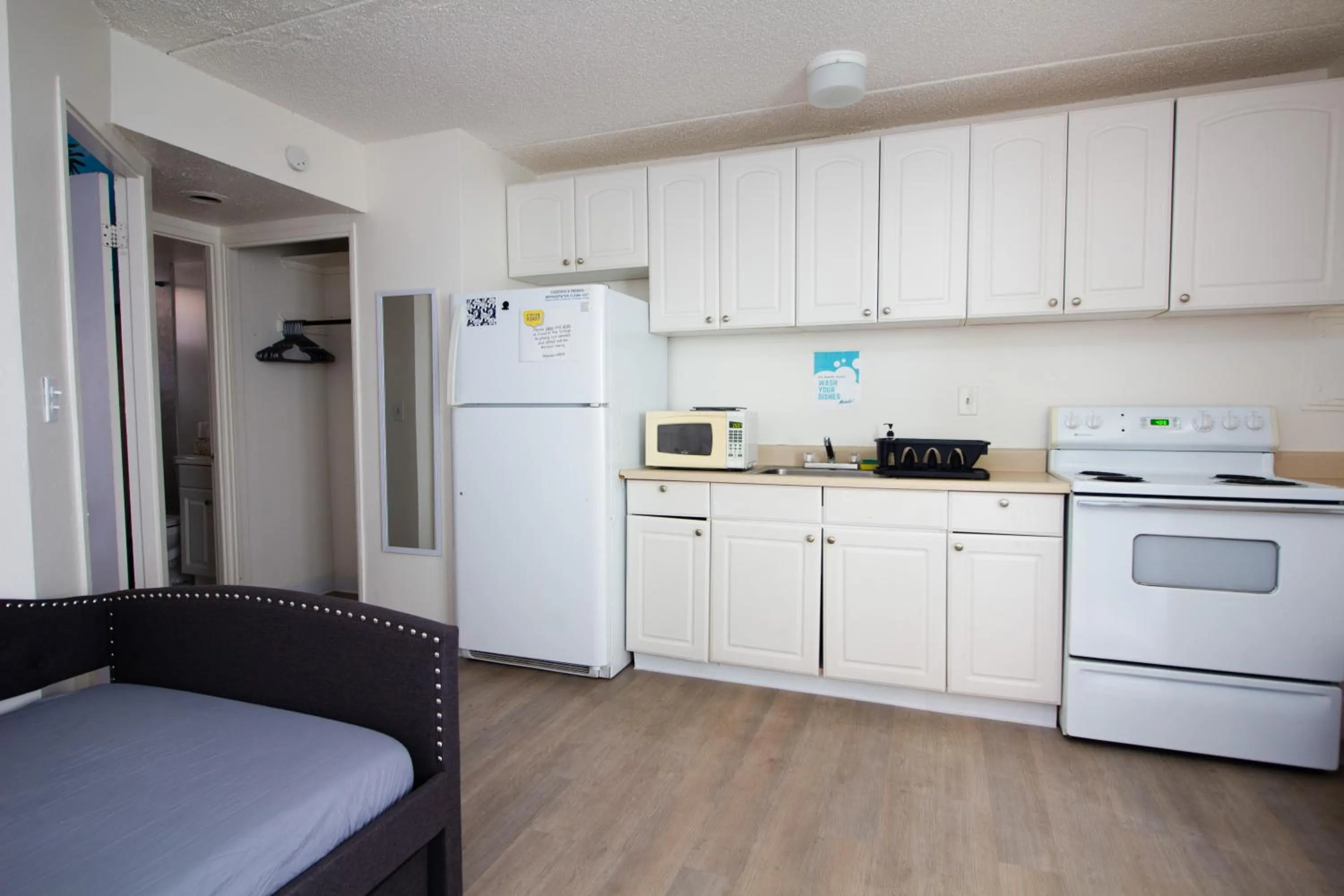 Waikiki Beachside Hostel